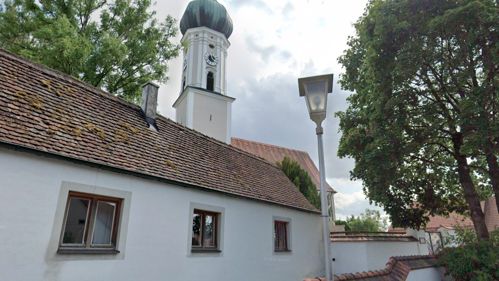 Back- und Waschaus vorne, im Hintergrund Kirchturm, Foto Peter Wörle