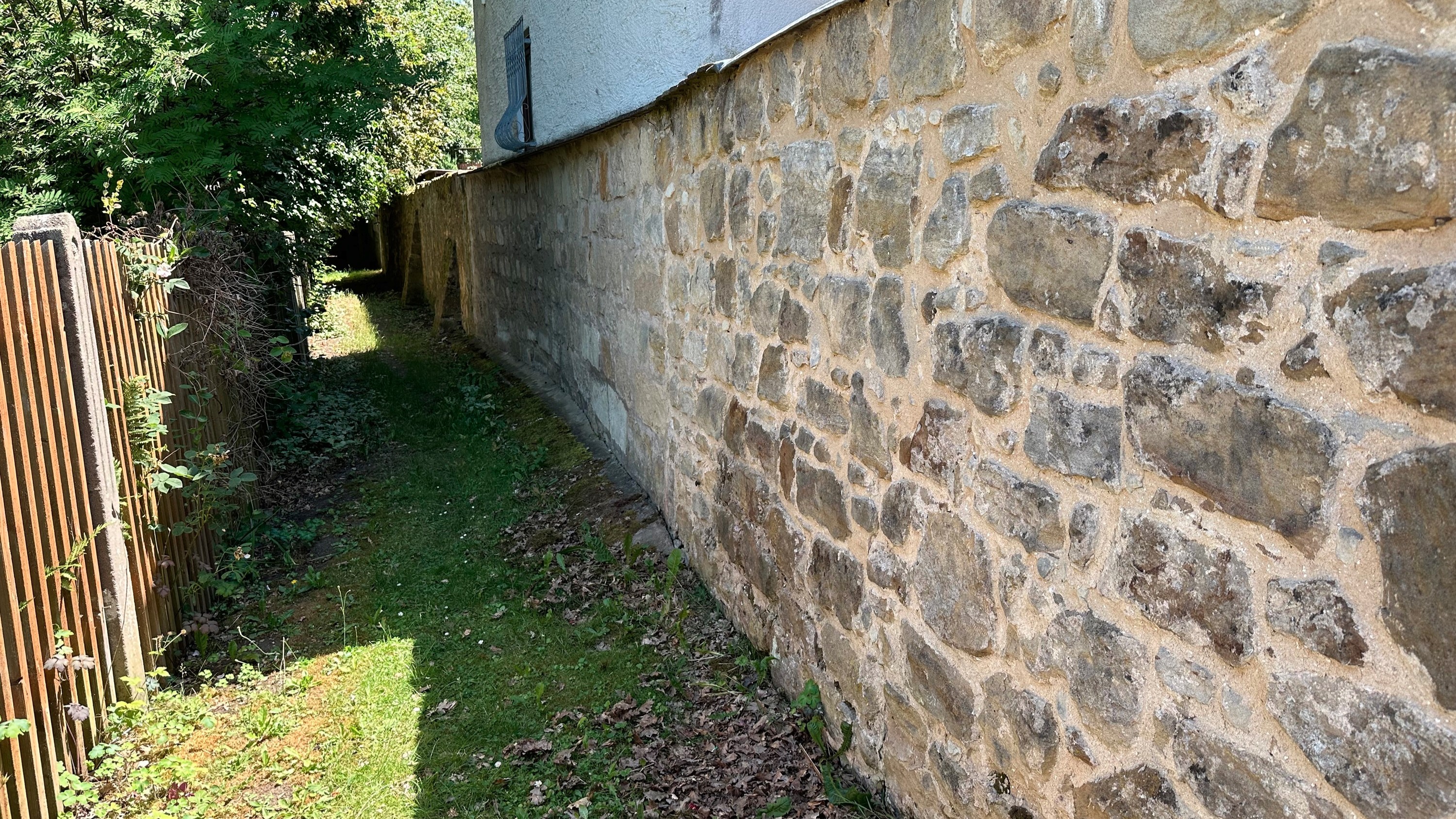 Reste der alten Stadtmauer am nördlichen Ende der Altstadt beim Creußentürl. Bild: Pirmin Balk, 2023.