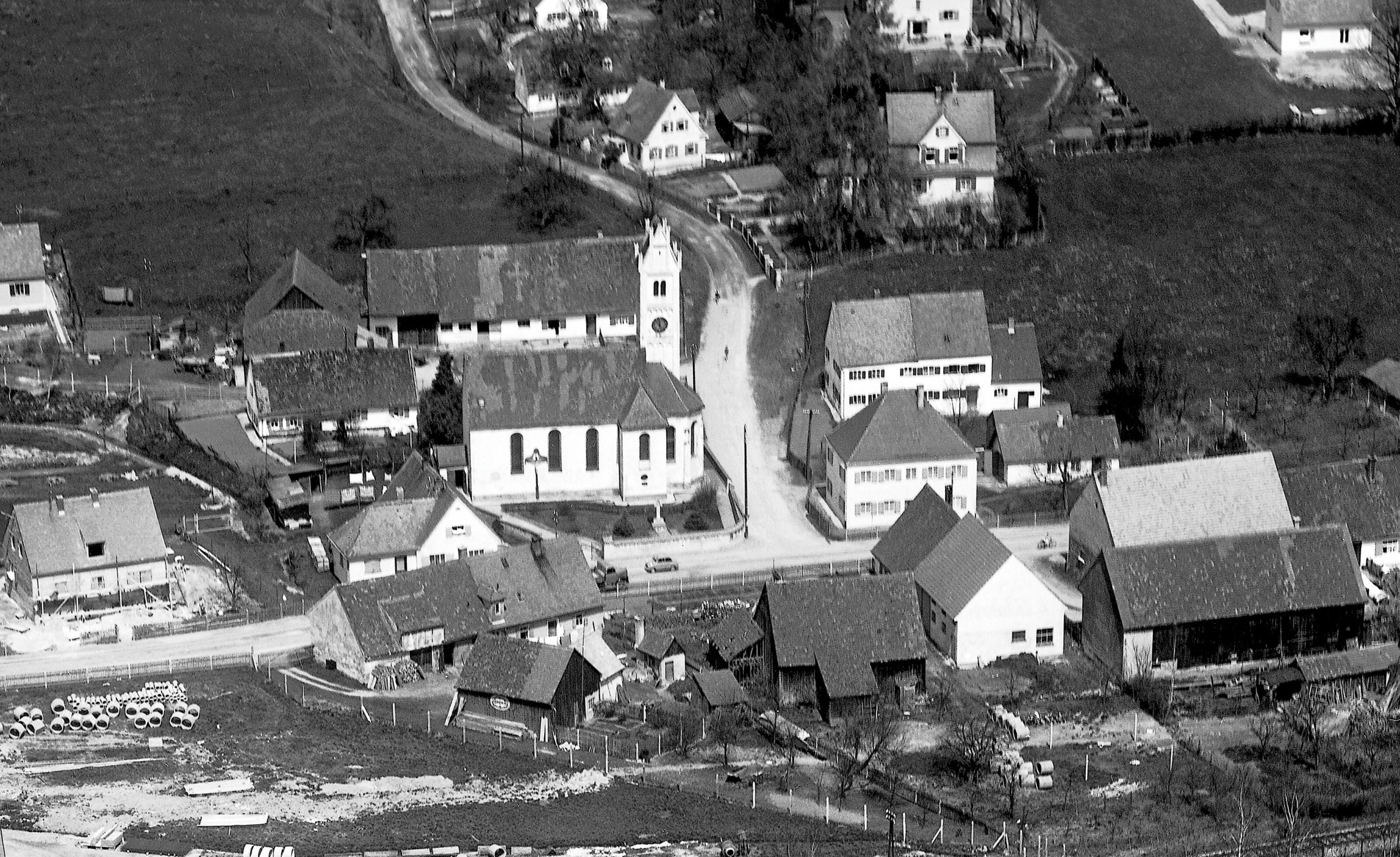 Der alte Bahnhof in einer Luftaufnahme von 1956 rechts von der Pfarrkirche. Foto Luftbildverlag Bertram, Memmingerberg