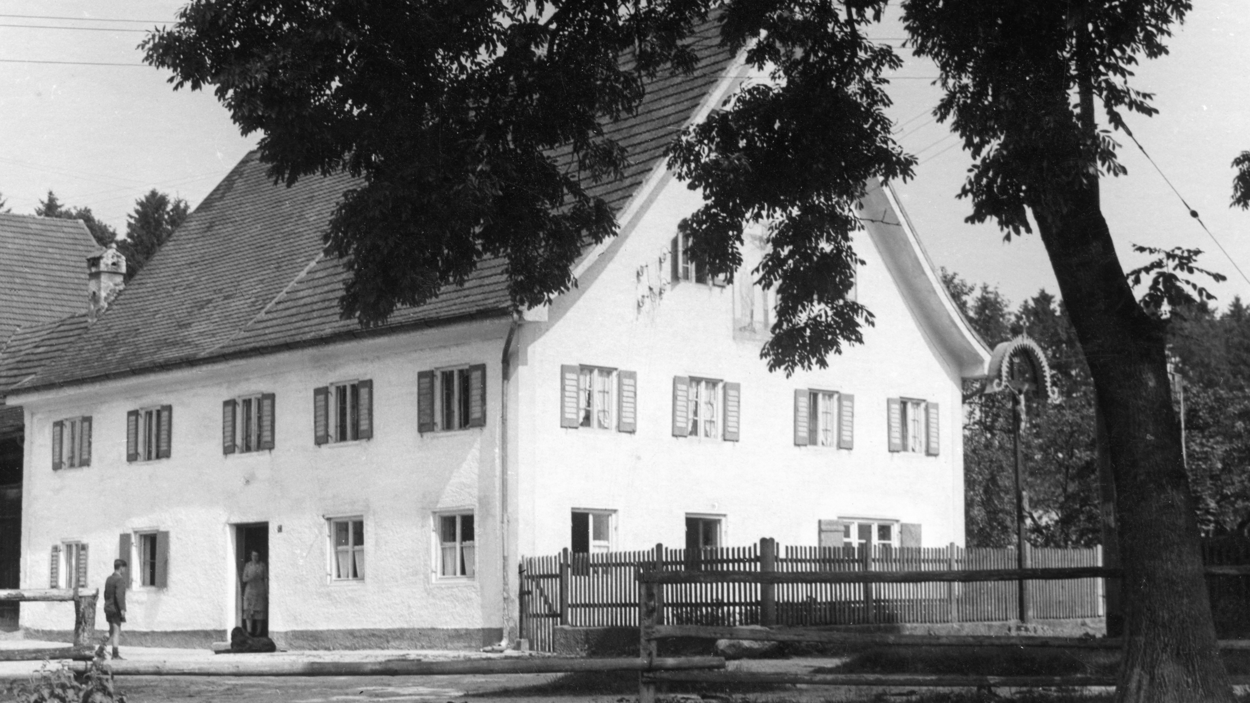 Wegekreuz aus Kiefernholz, Corpus und Titulus, mit Kupferblech überdacht.
Winkler Weg, Hattenhofen, beim Unterbauer Hof. Foto: Löffler