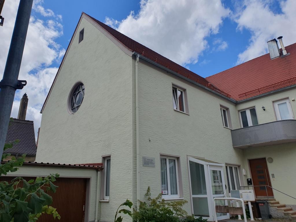 Oettingen, Schäfflergasse 1, ehem. jüdisches Gemeindezentrum mit Synagoge und Rabbinerwohnung. Heute teils Neubau, Misrachfenster erhalten, Wandmalerei mit Rabbiner (Aufnahme 2023). © Copyright Haus der Bayerischen Geschichte / Foto: Patrick Charell