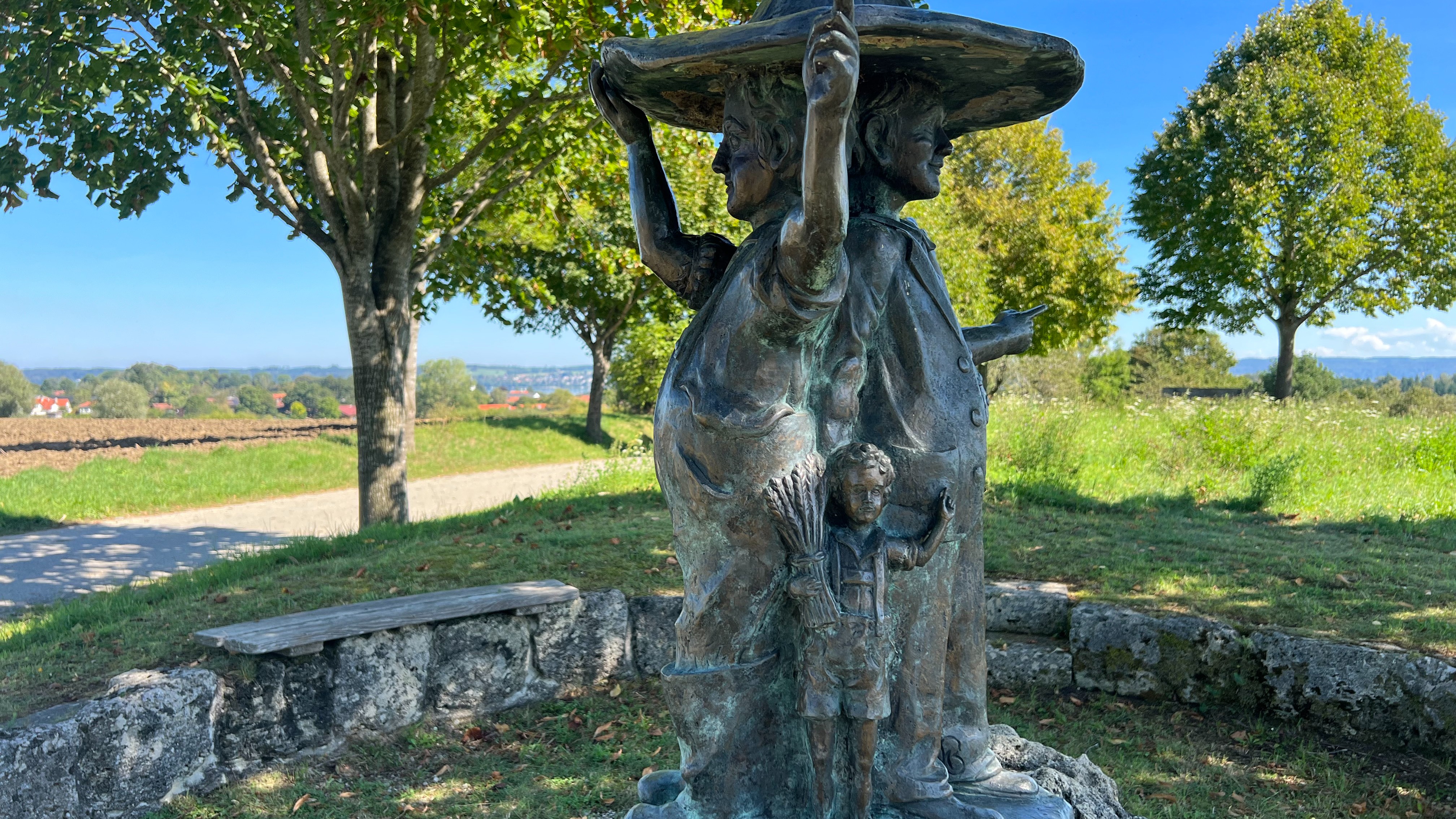 Statue "Drei Bauern unter einem Hut" westlich von Utting am Ammersee. Foto Wolfgang Hauck, 2023
