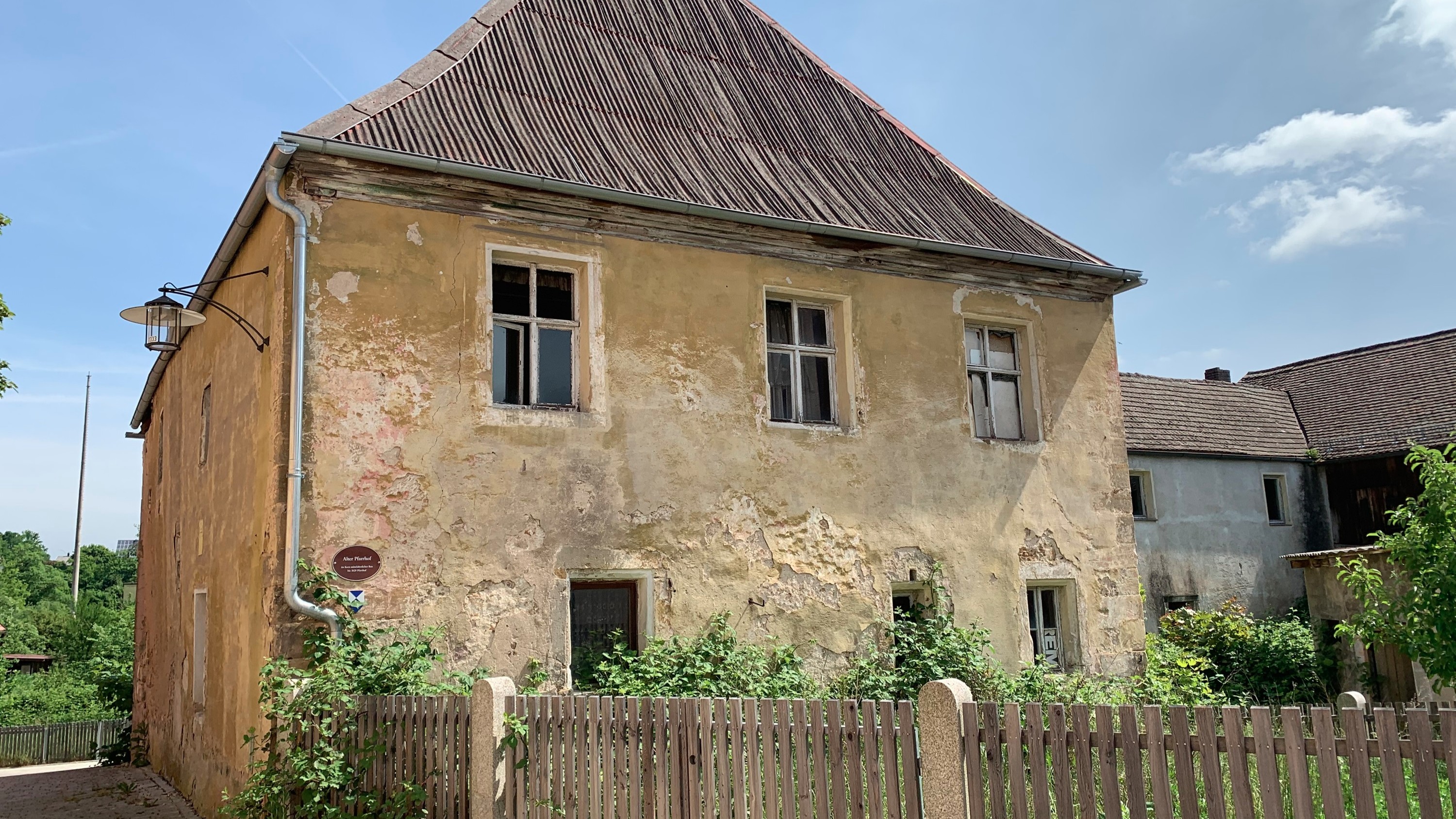 Der heute baufällige Alte Pfarrhof in der Grafenwöhrer Innenstadt. Foto: Pirmin Balk, 2023.