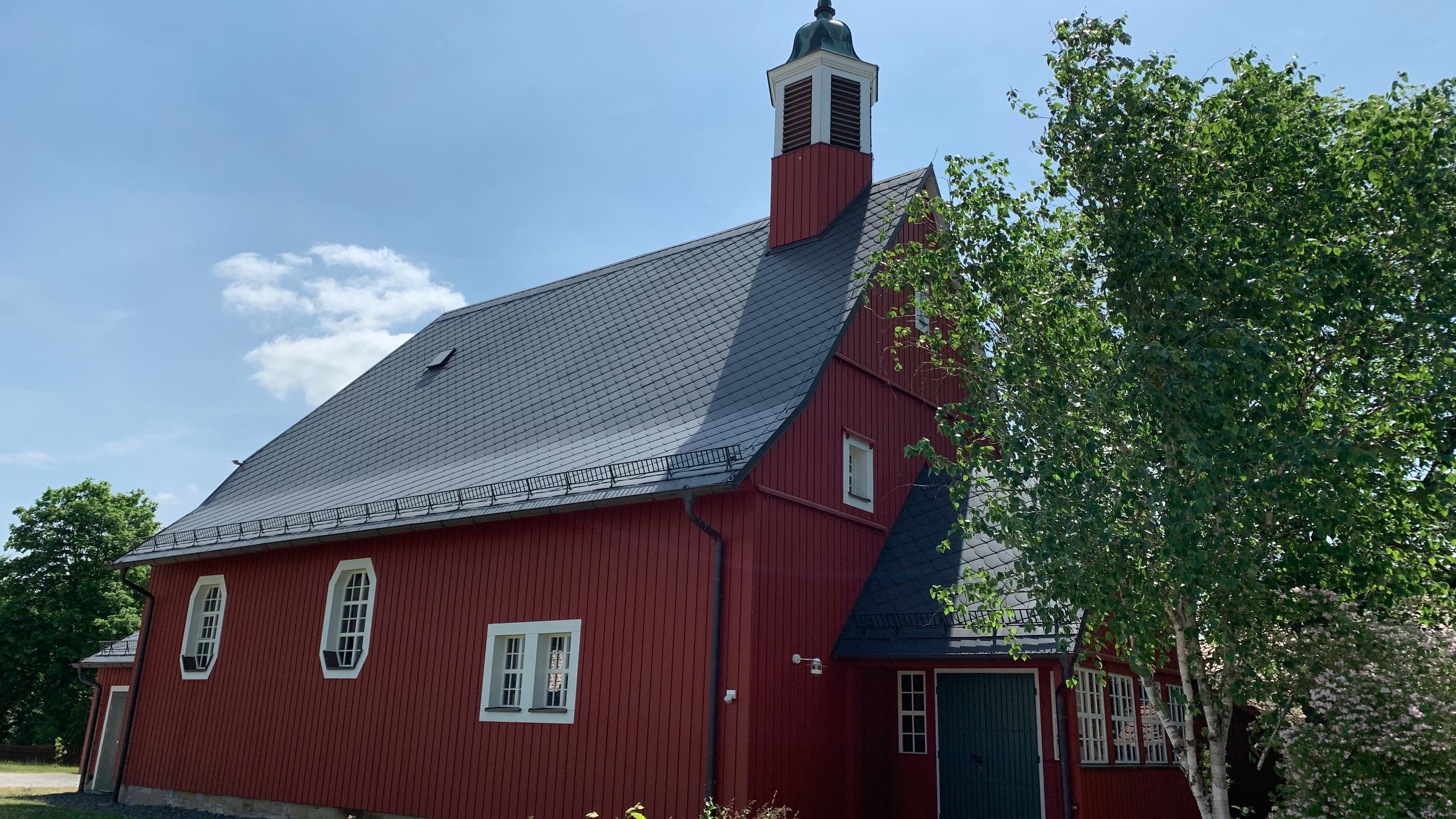Im skandinavischen Stil gehaltene evangelische Michaelskirche in Grafenwöhr, Foto Pirmin Balk, 2023.