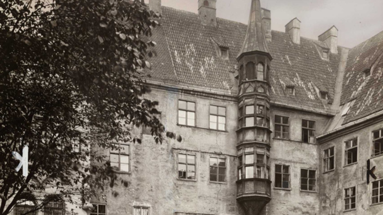 Der Alte Hof, um 1910/1930 Die Aufnahme aus dem Innenhof zeigt links das in die Stadt führende Burgtor, rechts den sog. Affenturm. Quelle: Zentralinstitut für Kunstgeschichte, Photothek/Archiv, 375266 Erstellt von: Jaeger und Goergen