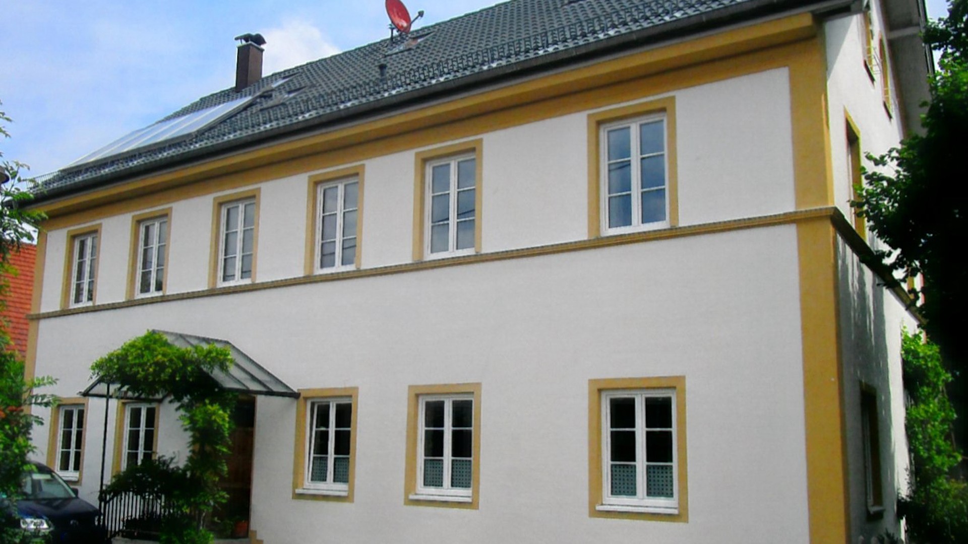 Aktuelle Außenaufnahme der ersten Schule 2020, Foto Manfred Stagl