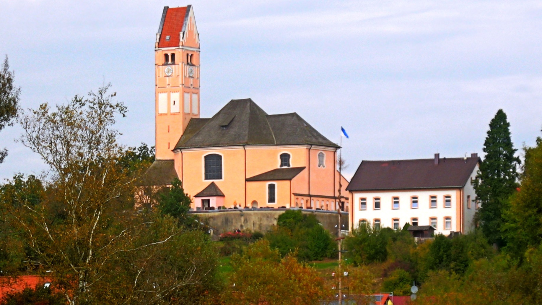 Pfarrkirche St. Johann Baptist, Bergkirchen, Foto Richard Huber, 2009, CC BY-SA 3.0, Quelle: https://de.wikipedia.org/wiki/St._Johann_Baptist_(Bergkirchen)#/media/Datei:Bergkirchen_Johann-Baptist.jpg