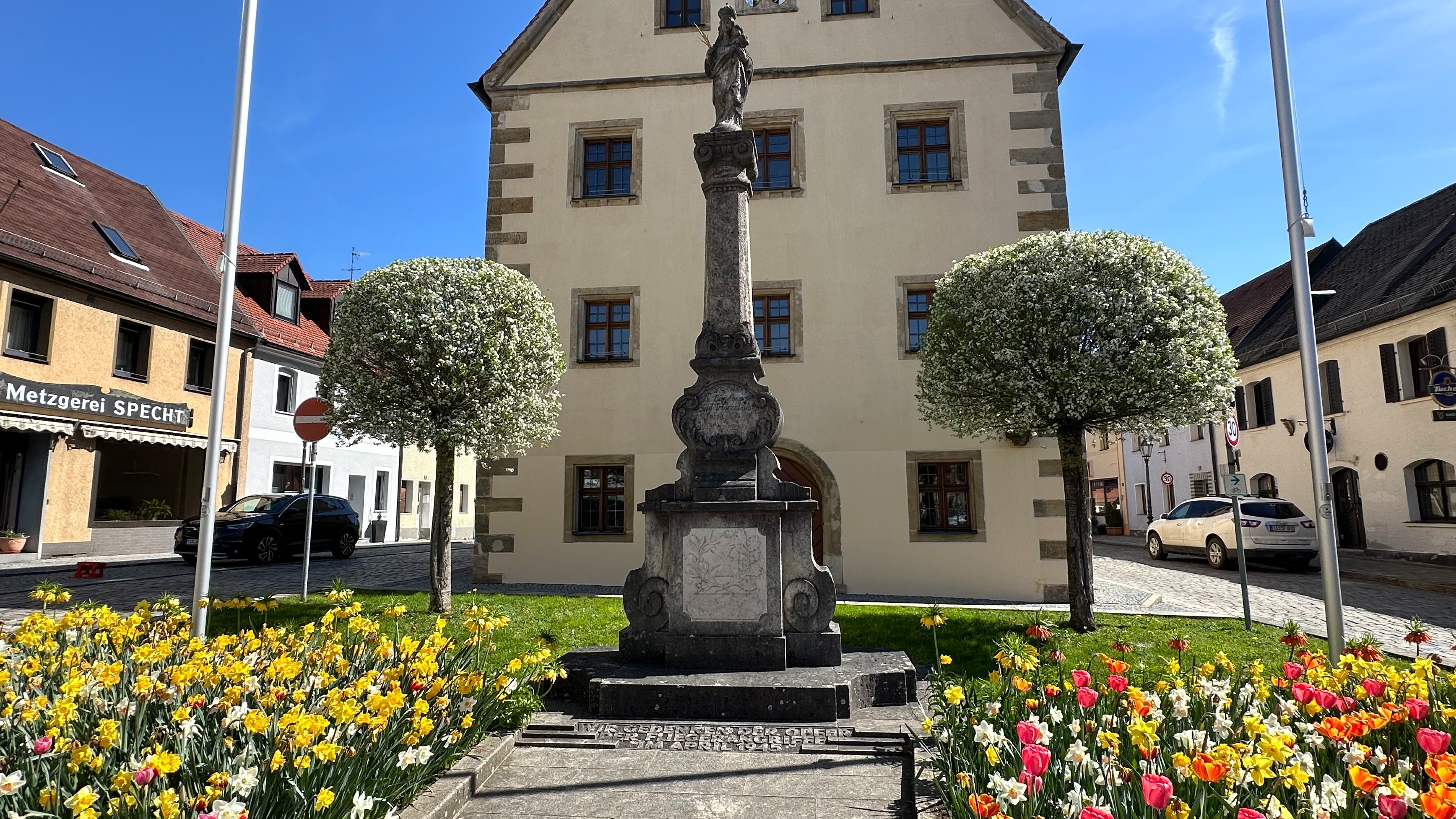 Mariensäule vor dem Grafenwöhrer Rathaus. Foto: Pirmin Balk 2024.