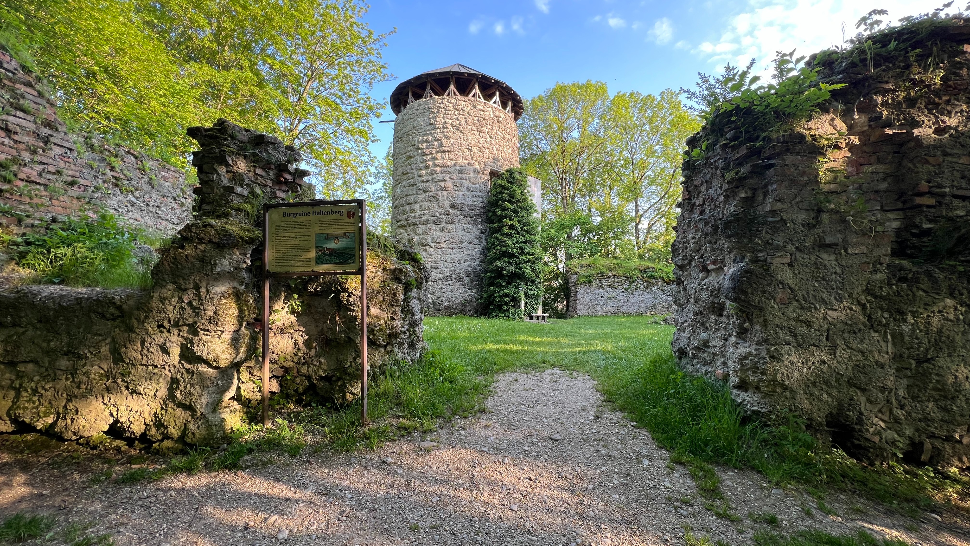 Eingang zur Burg Haltenberg im Mai 2023