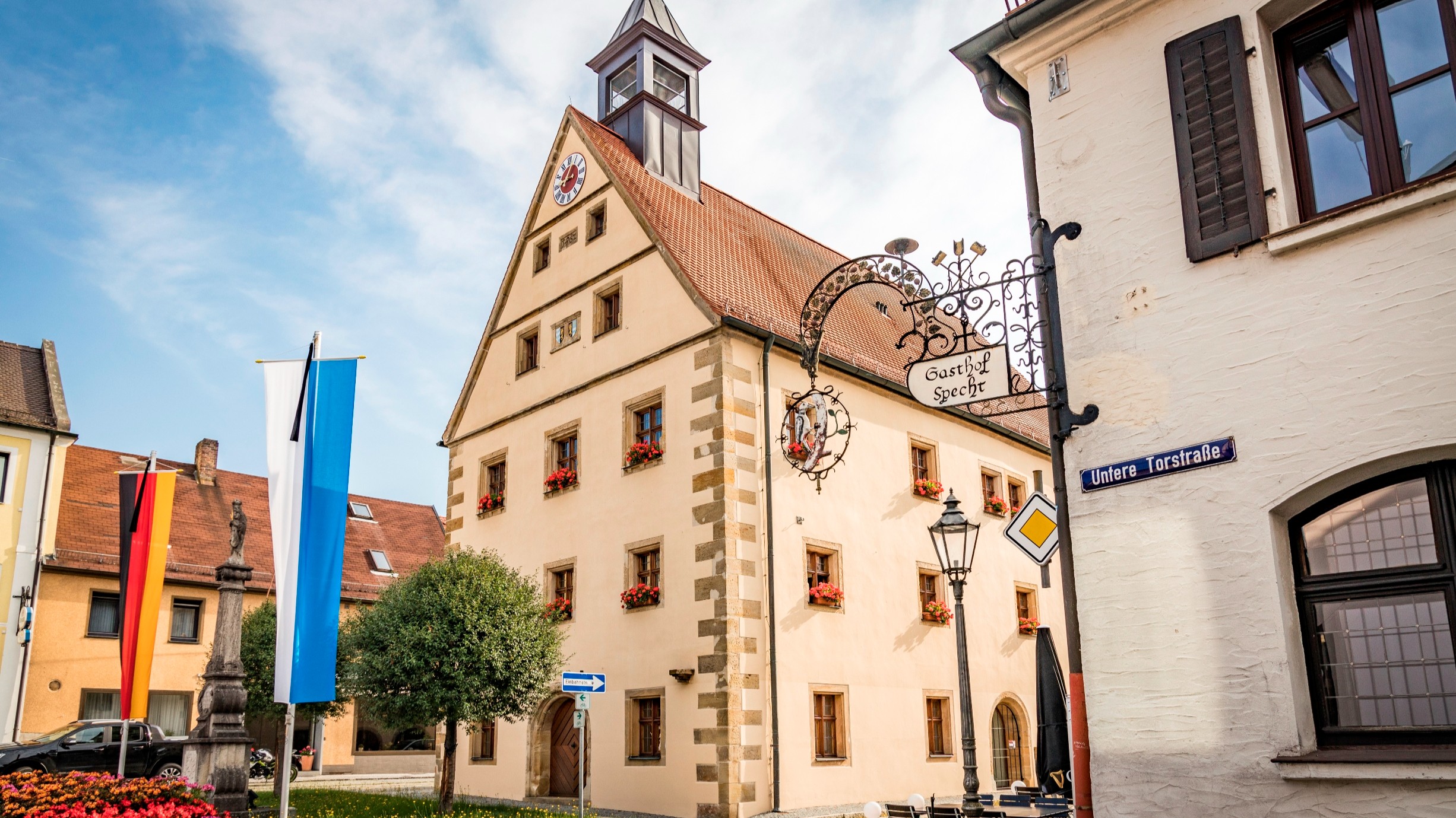 Das denkmalgeschützte Rathaus steht im Zentrum der Altstadt von Grafenwöhr. Bild: Stadt Grafenwöhr