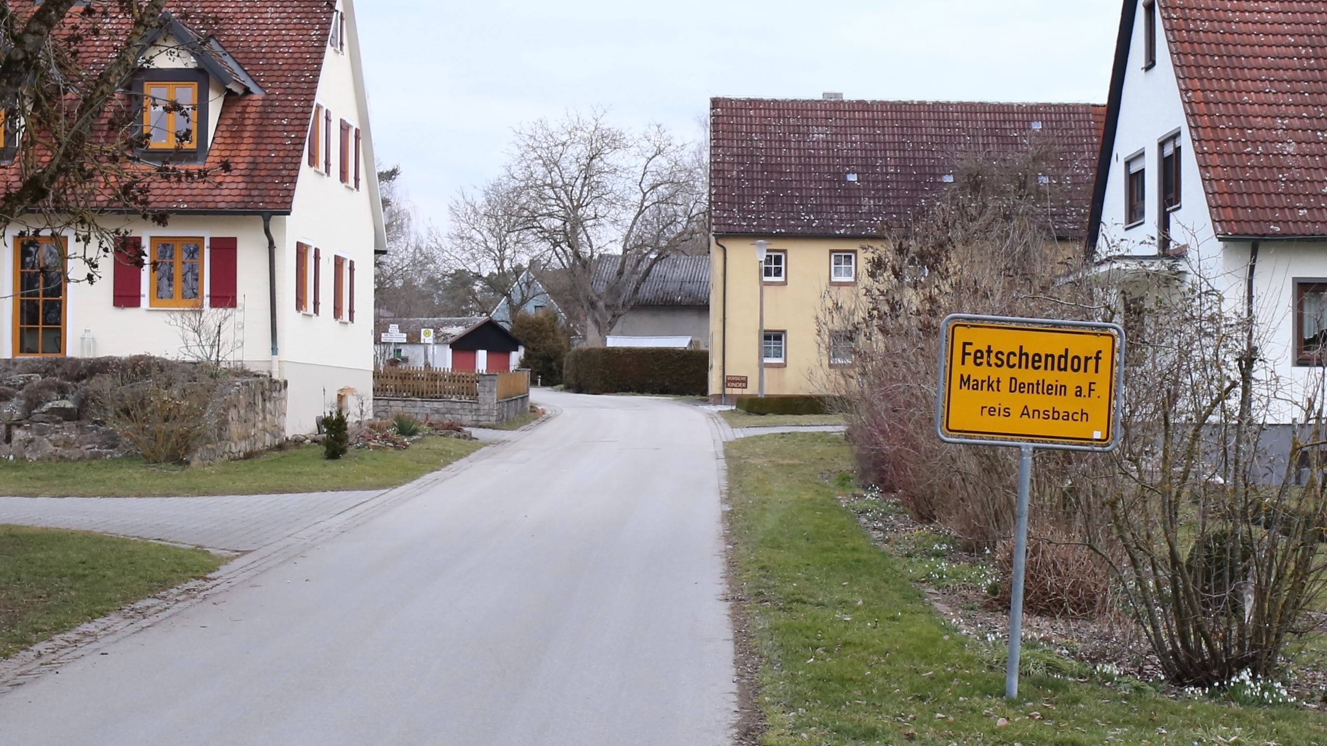 Ortseingang, an der Bushaltestelle links, dann kommt rechts der Sühnestein, Foto Andreas Hodde 2023