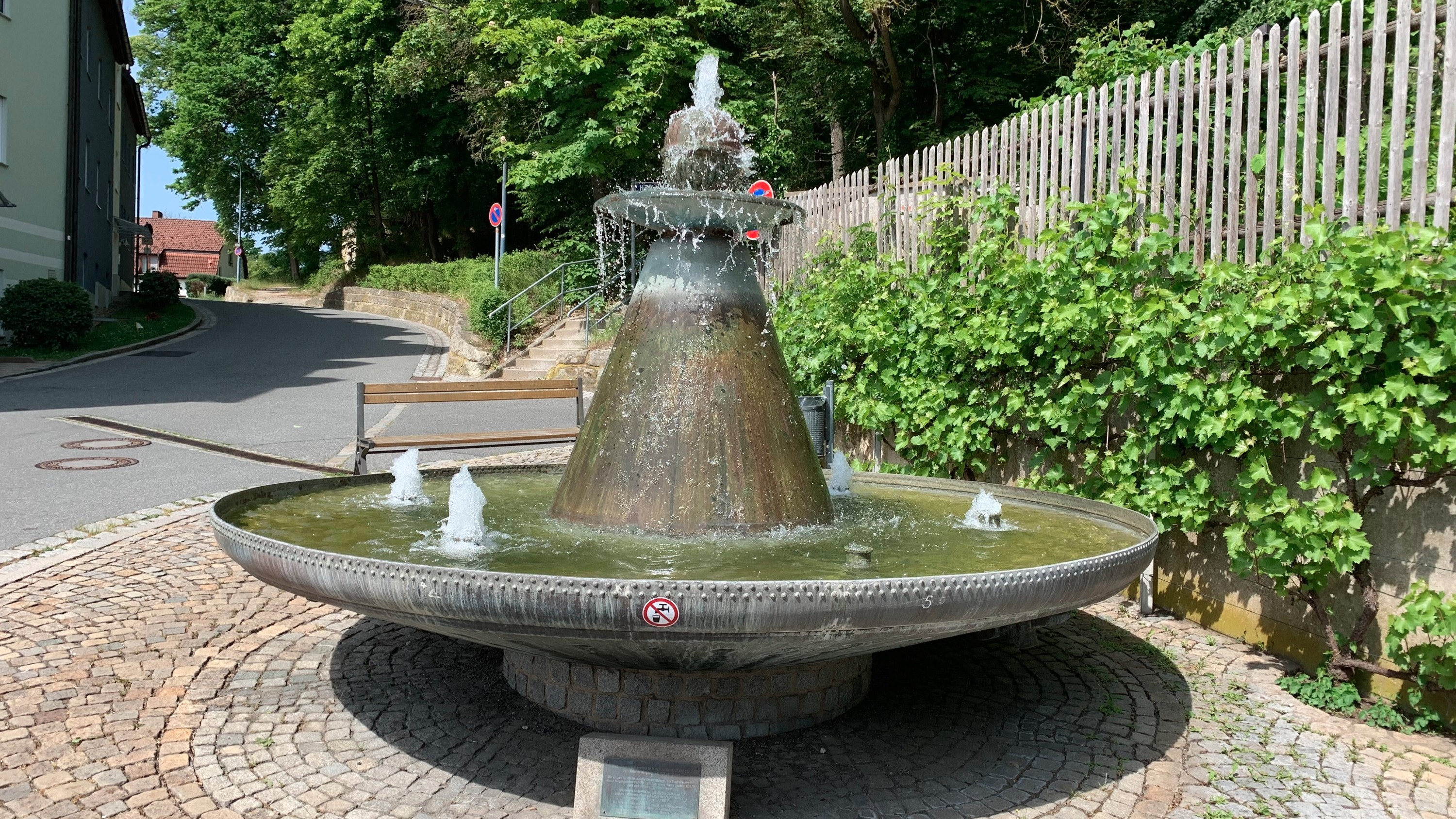 Sudhausbrunnen gefertigt aus der Sudpfanne der ehemaligen Löwenbrauerei. Foto: Pirmin Balk 2023.