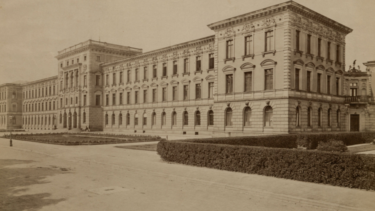 Außenansicht von Nordwest aus der Arcisstraße, um 1870 Quelle: Zentralinstitut für Kunstgeschichte Photothek/Archiv, Rara-ZI-264456-1 Erstellt von: Otto Weihrauch