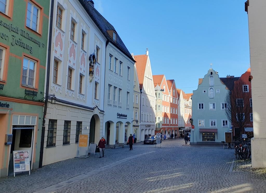 Landsberg am Lech, Blick von der Stadtpfarrkirche Mariä Himmelfahrt in die frühere Judengasse, jetzt Ludwigstraße. Links unter der Hausmadonna befindet sich der Eingang zum Pfarrzentrum, wo der Synagogenstandort vermutet wird, Foto Haus der Bayerischen Geschichte/Patrick Charell