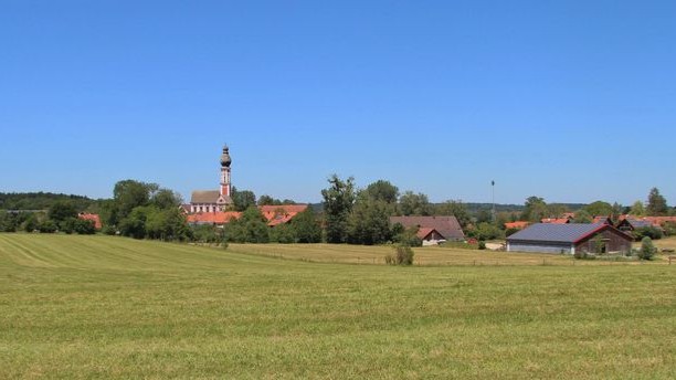 Blick auf Hechenwang mit der St. Martinskirche 2019, Foto Gerhard Heininger
