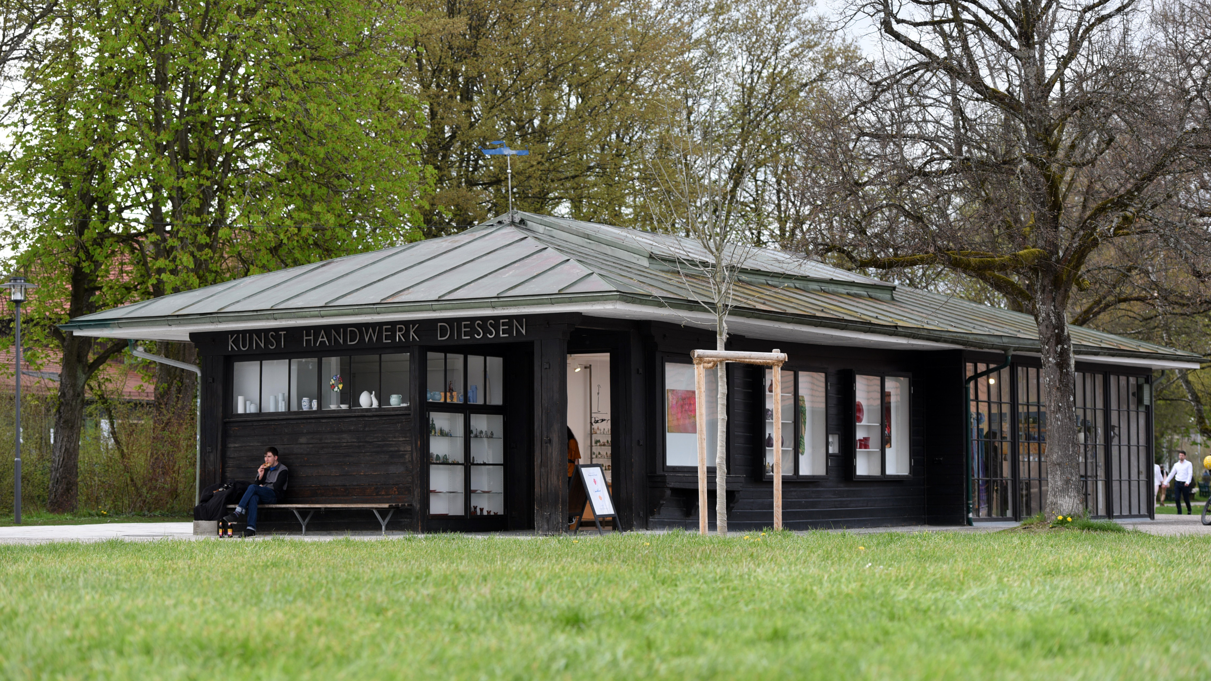 Seit 1939 steht der Pavillon der Arbeitsgemeinschaft Dießener Kunst (ADK) in den Seeanlagen.