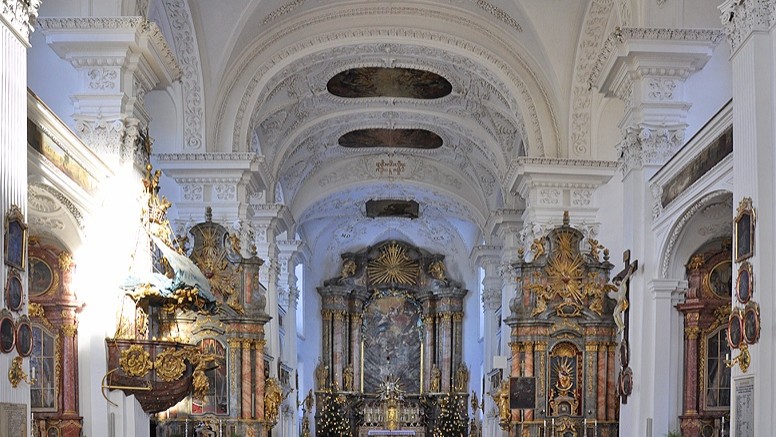 Inneres der ehemaligen Abteikirche, heute Pfarrkirche, Foto Andreas Faessler, 2012, CC BY-SA 3.0, Wikipedia