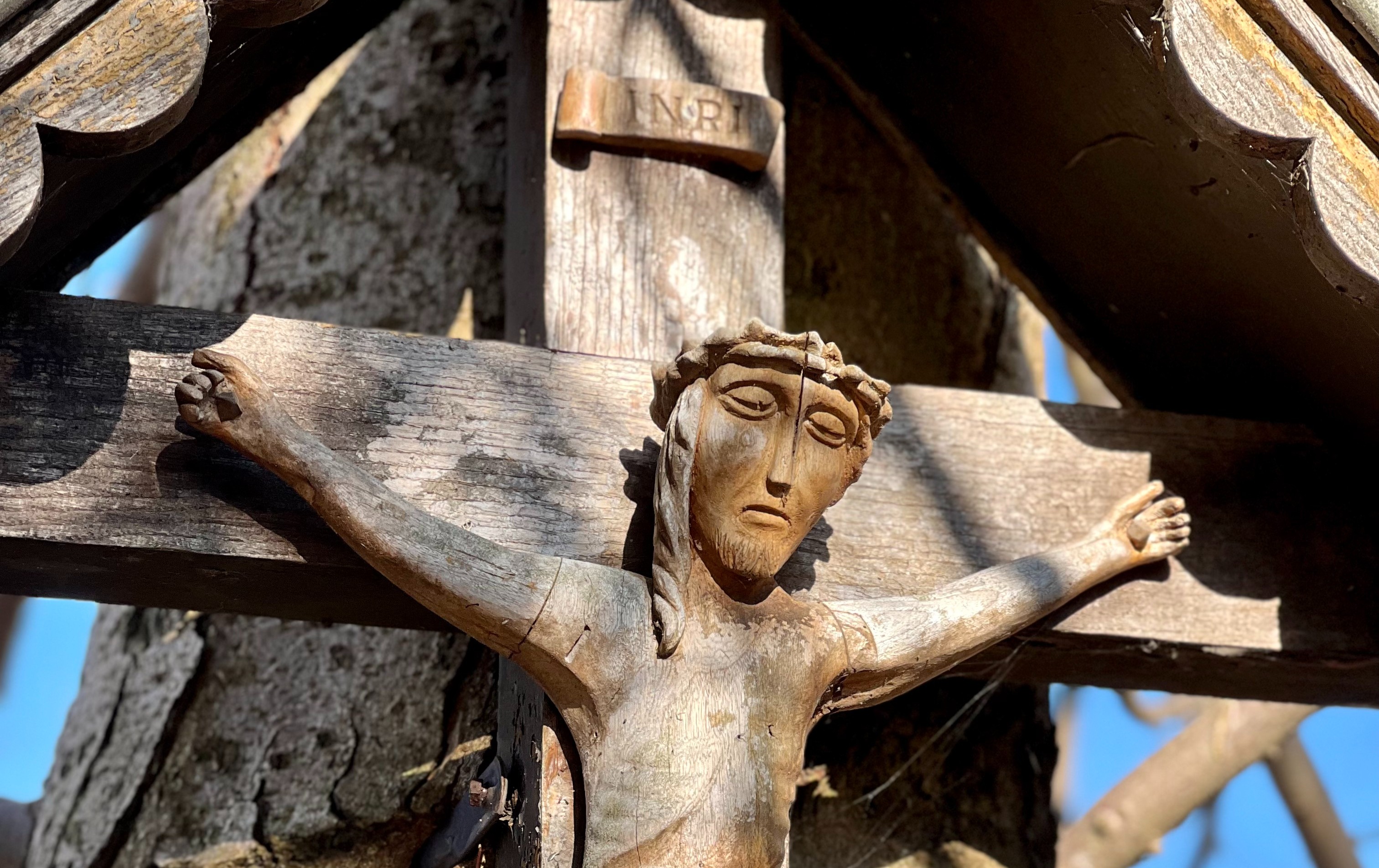 Christusfigur des Feldkreuzes am Behamweg in Aying. Foto Florian Fritz, 2023, Creative-Commons-Lizenz by-nc-sa-4.0