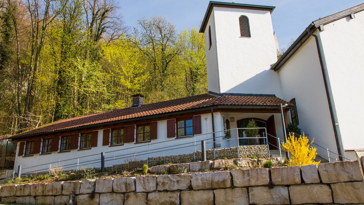 Evangelische Christuskirche Kipfenberg mit Gemeindesaal, Foto Alexander Paris, 2020