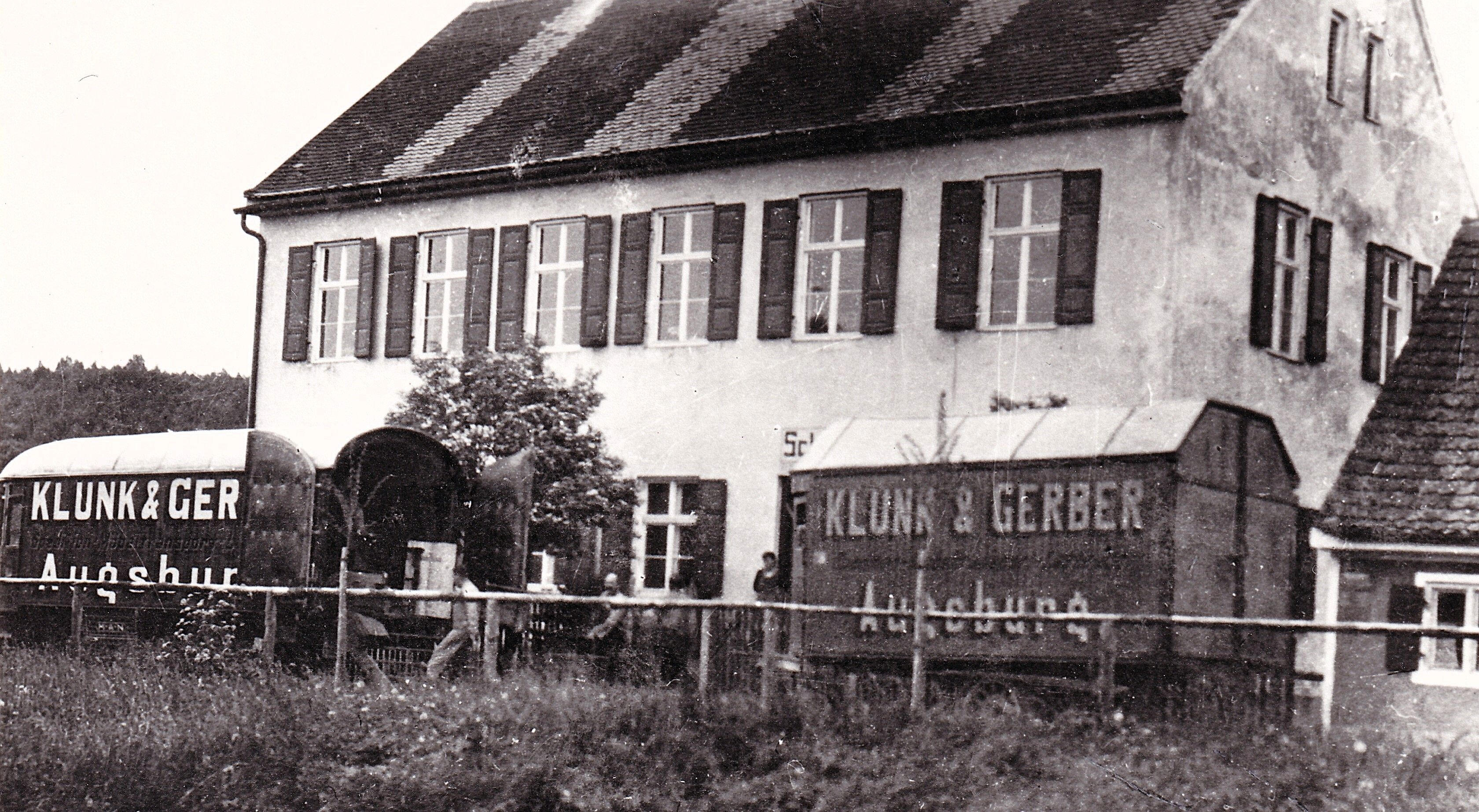 Die alte Schule von Aystetten bekommt neue Möbel, ca. 1932. Foto privat