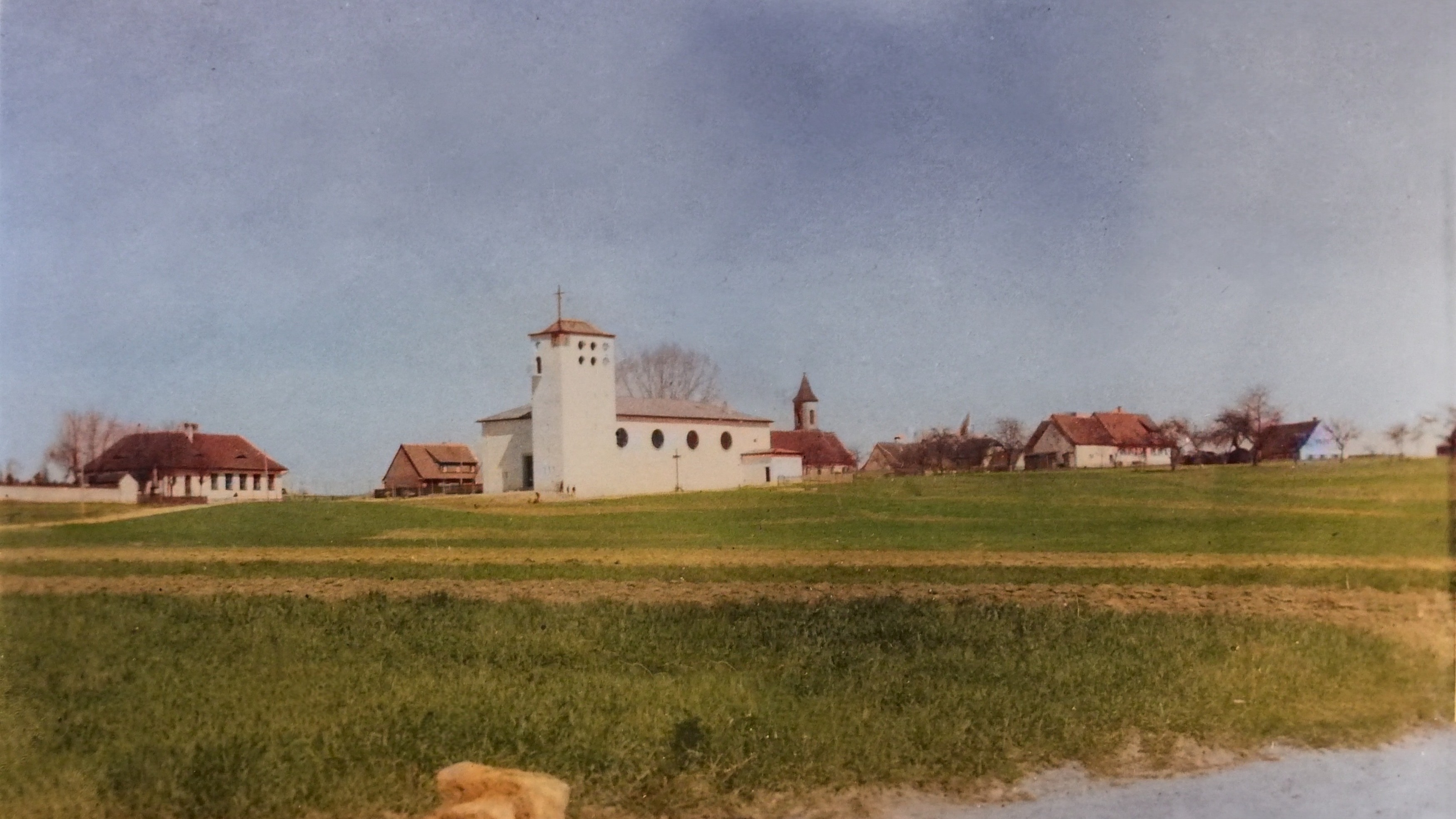 Im Vordergrund die neue Kirche Sankt Raphael, im Hintergrund ist die alte Kirche zu sehen; bearbeitet und eingefärbt von Andreas Hodde