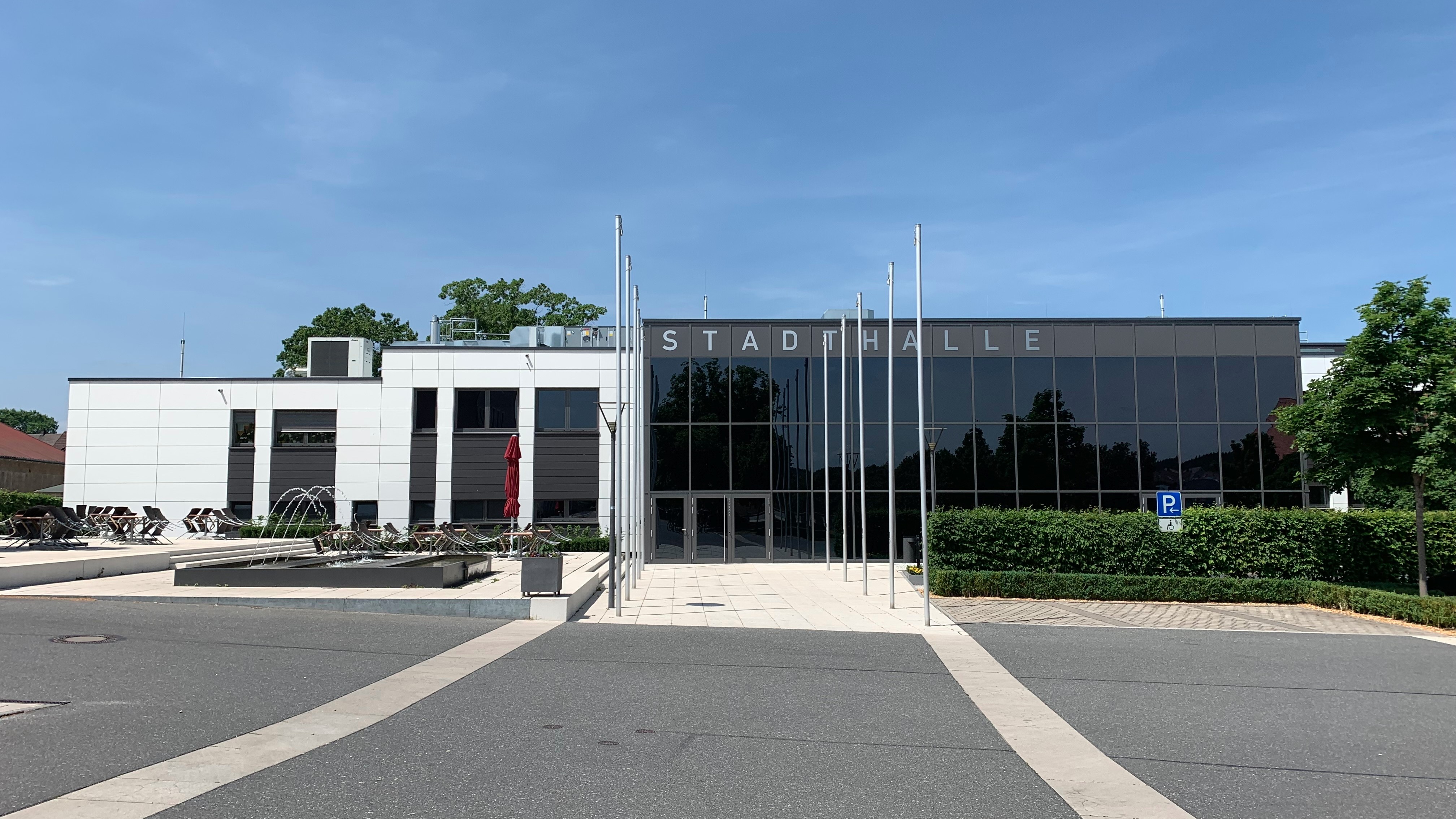 Die 2023 neu eröffnete Stadthalle Grafenwöhrs ist Sport- und Kulturort. Bild: Pirmin Balk, 2023.