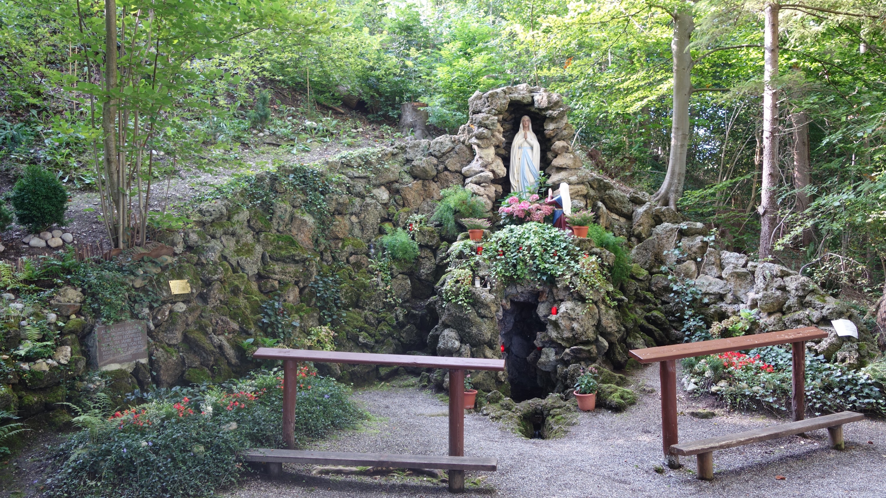 Die Lourdes-Grotte im Mai 2020 – Foto Josef Neumair