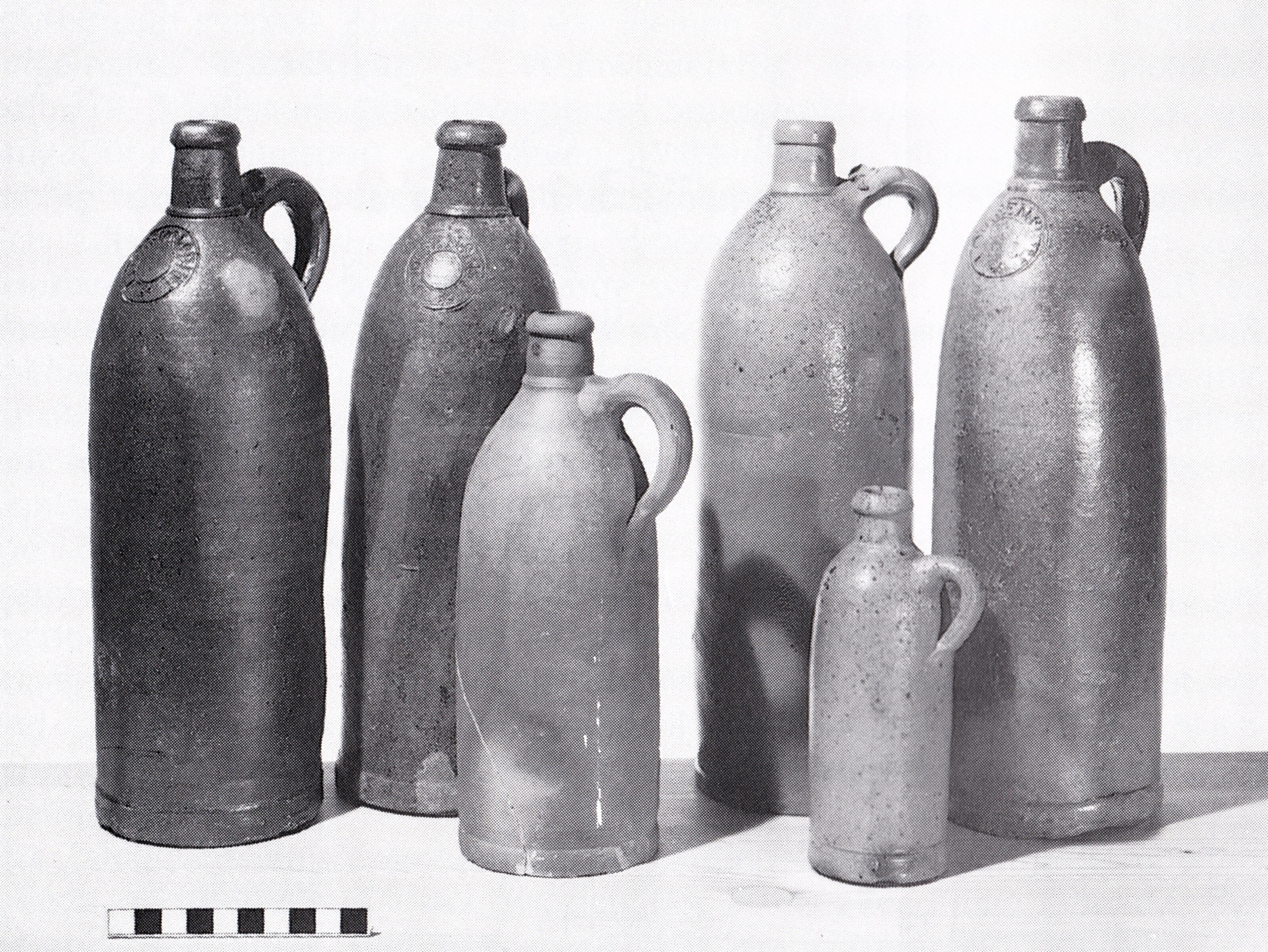 Henkelflaschen für Mineralwasser aus der Steingutfabrik, Foto Kulturkreis Neusäß e.V.