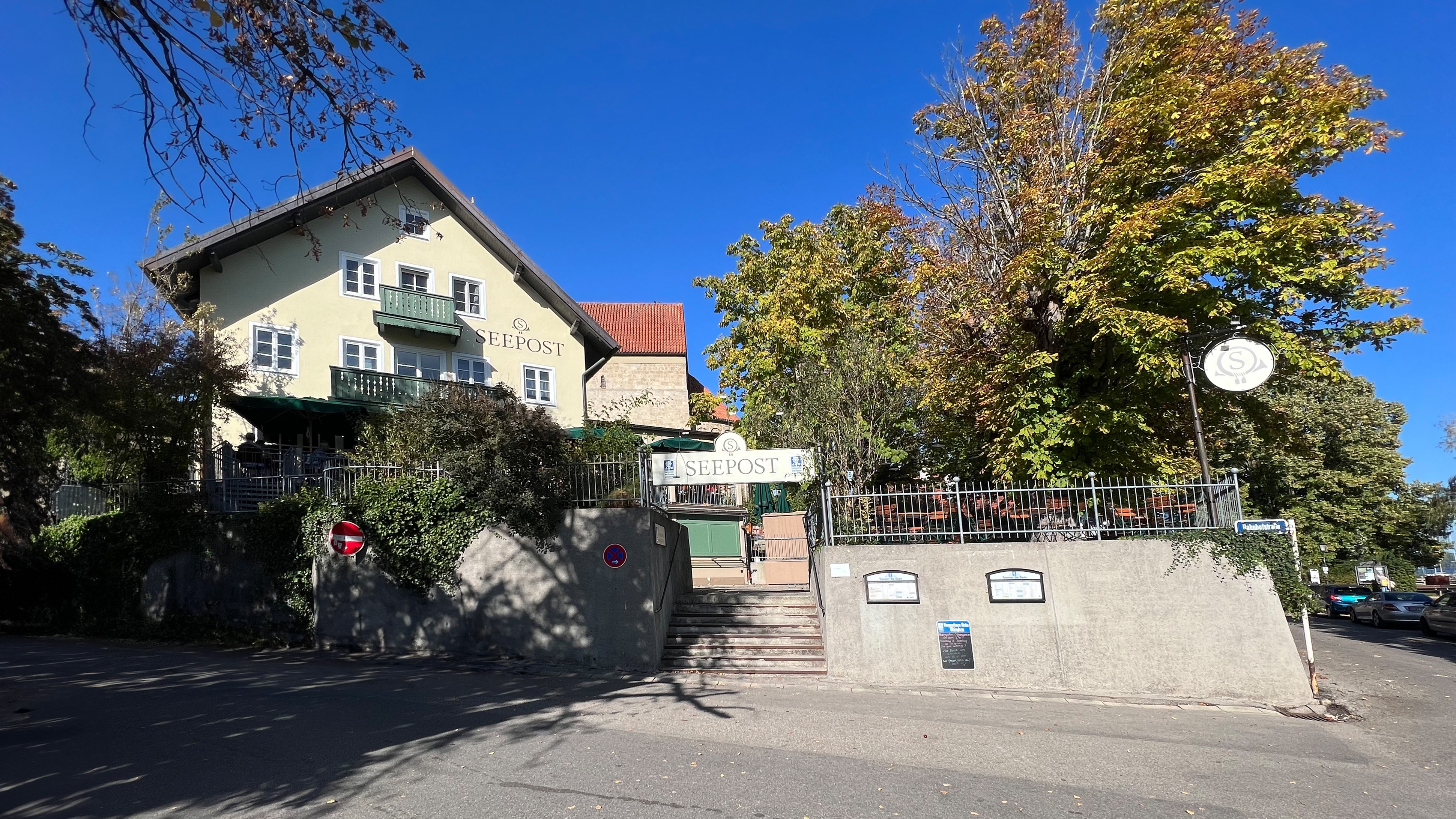 Blick vom Dampfersteg auf Schondorf. Links neben der Kirche St. Jakob ist der "Gasthof zur Post", der heute Seepost heißt, zu sehen.