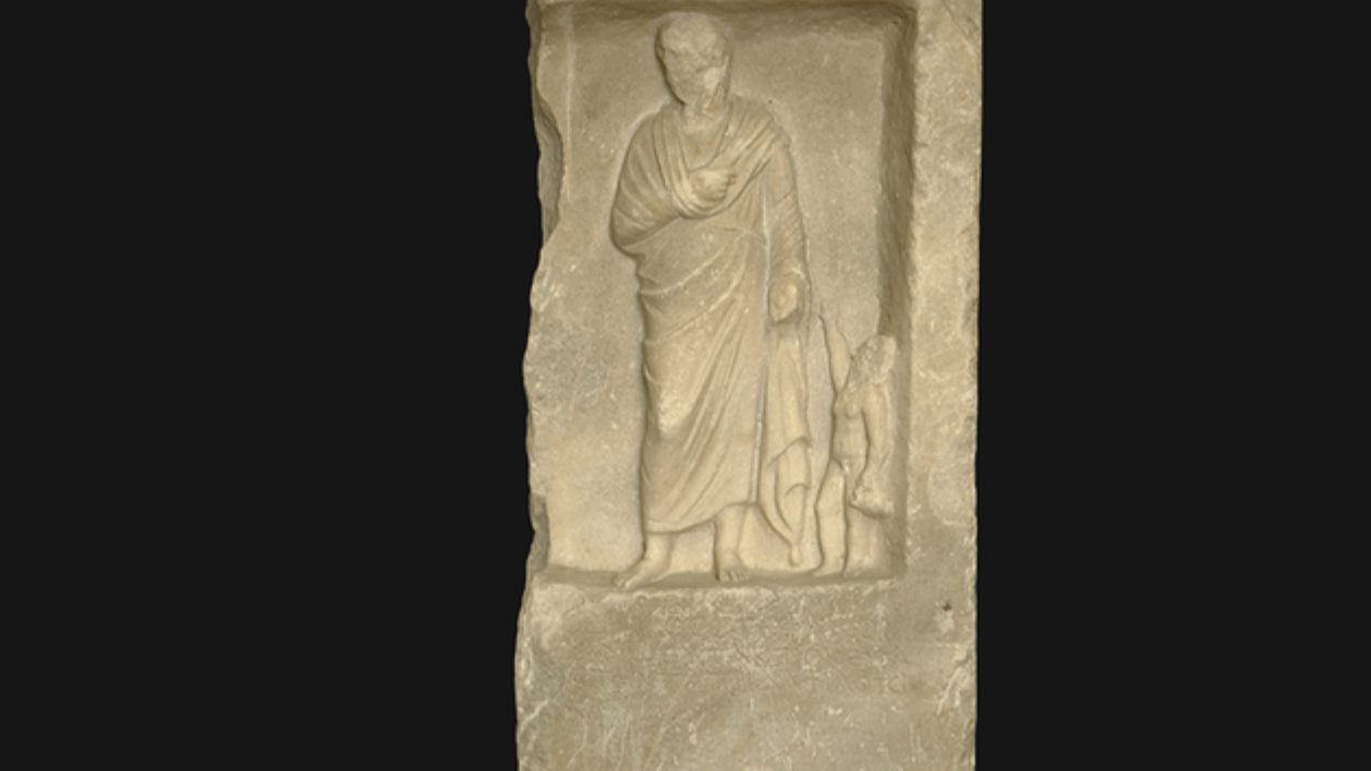 Das Grabrelief vom Odeonsplatz Das Grabrelief mit der griechischen Inschrift des Eutaktos auf dem Sockel. Der Stein wird heute im Depot der Glyptothek aufbewahrt (Inv. NI 10025) und kann derzeit leider nicht besichtigt werden. Quelle: Staatliche Antikensammlungen und Glyptothek München Erstellt von: D. Knop