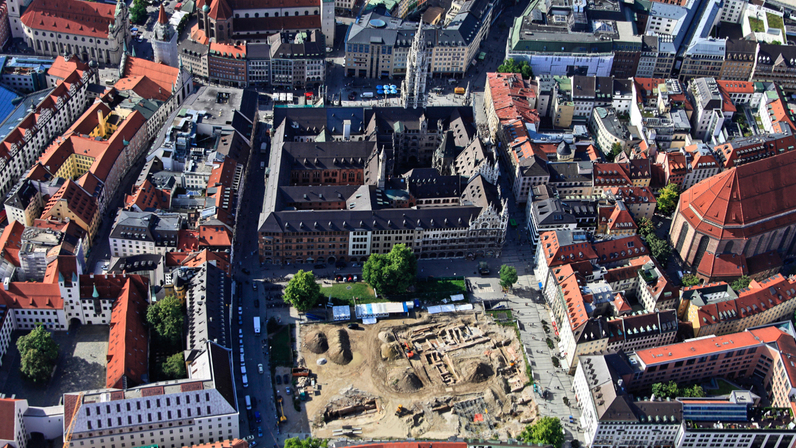 Der Marienhof, 2011 Ein ehemaliges Stadtviertel wird ausgegraben. Quelle: Bayerisches Landesamt für Denkmalpflege, Luftbilddokumentation, Aufnahmedatum 27.06.2011, Archiv-Nr. 7934/061, Bildnr. 1Ds67425 Erstellt von: Klaus Leidorf