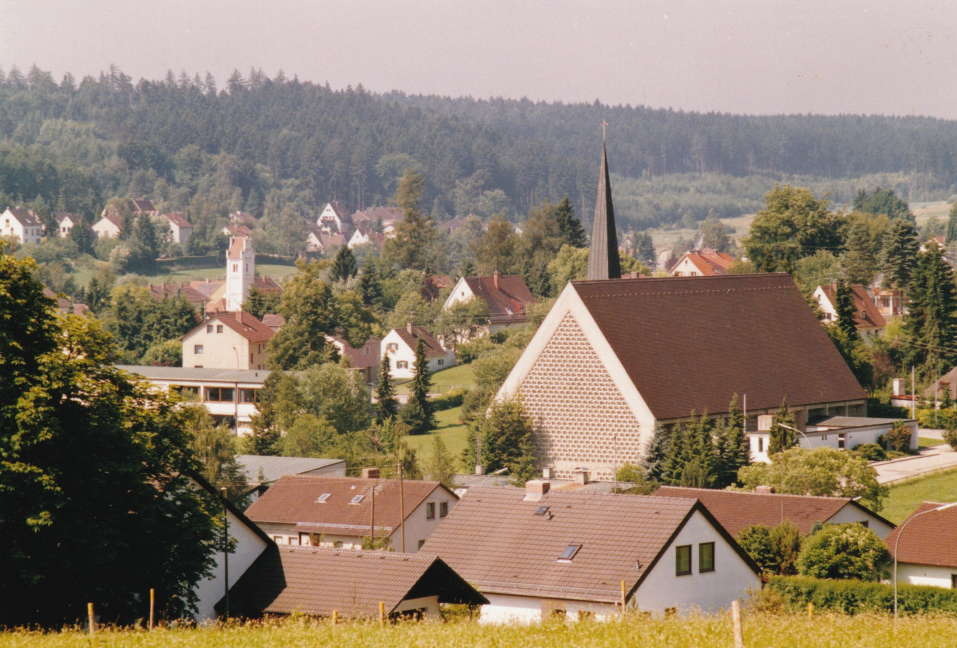Die neue Kirche St. Martin neben der alten um 1970.