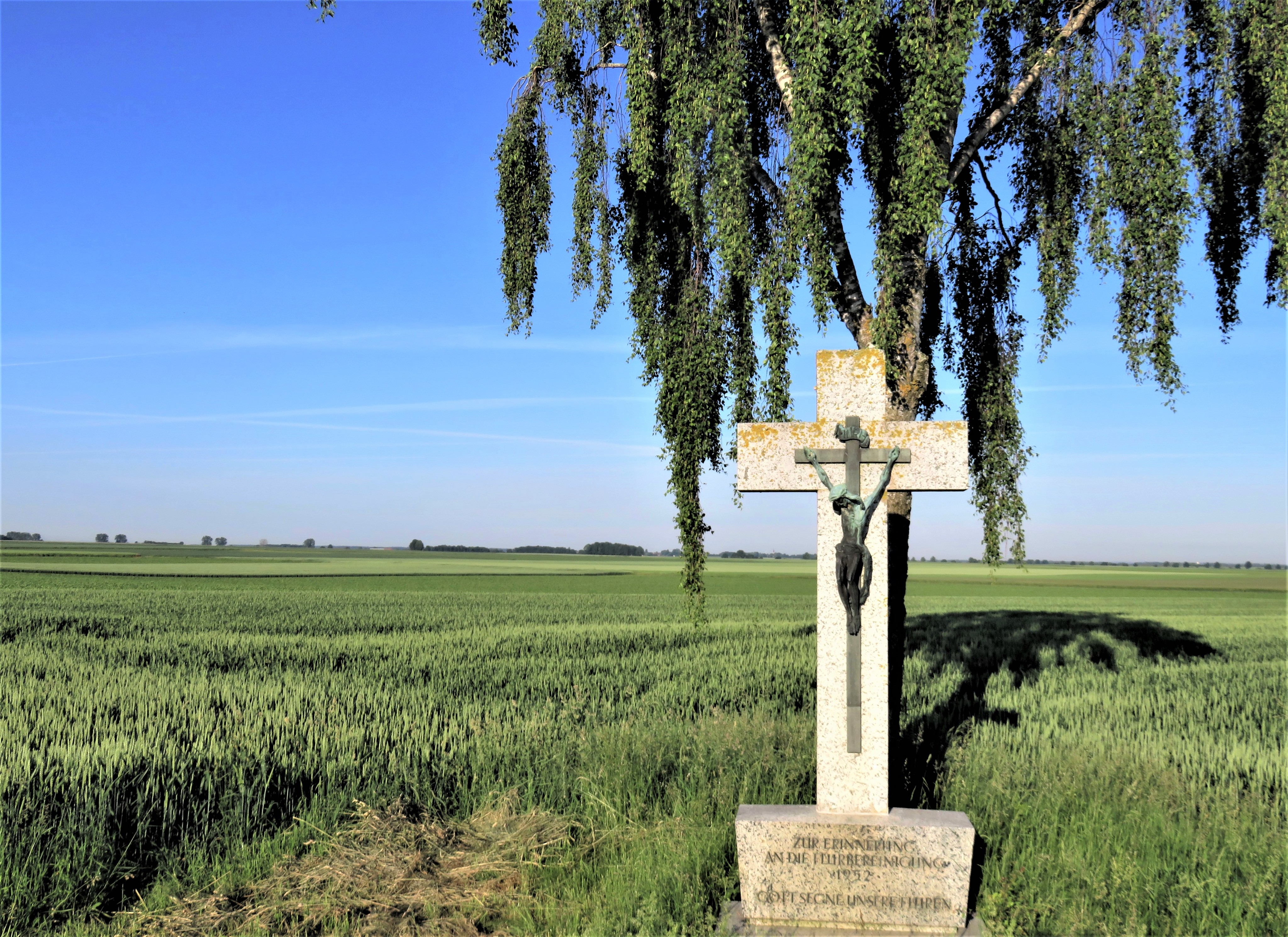 Granitkreuz mit aufgesetztem Bronzekreuz mit Corpus und Titulus. Einmündung Schmiechener Weg in die Ortsverbindungsstraße Egling-Prittriching. Foto Löffler