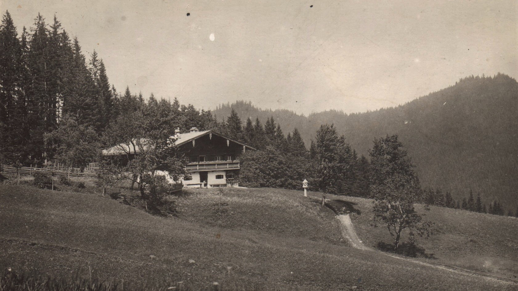 Winterstube von Südwest, rechts vom Gebäude am Weg der Bildstock, um 1930. Urheber unbekannt. Repro: Rupert Wörndl, Veröffentlichung in der Datenbank gemäß § 6 Absatz 1 UrhG und § 51 Satz 1 UrhG