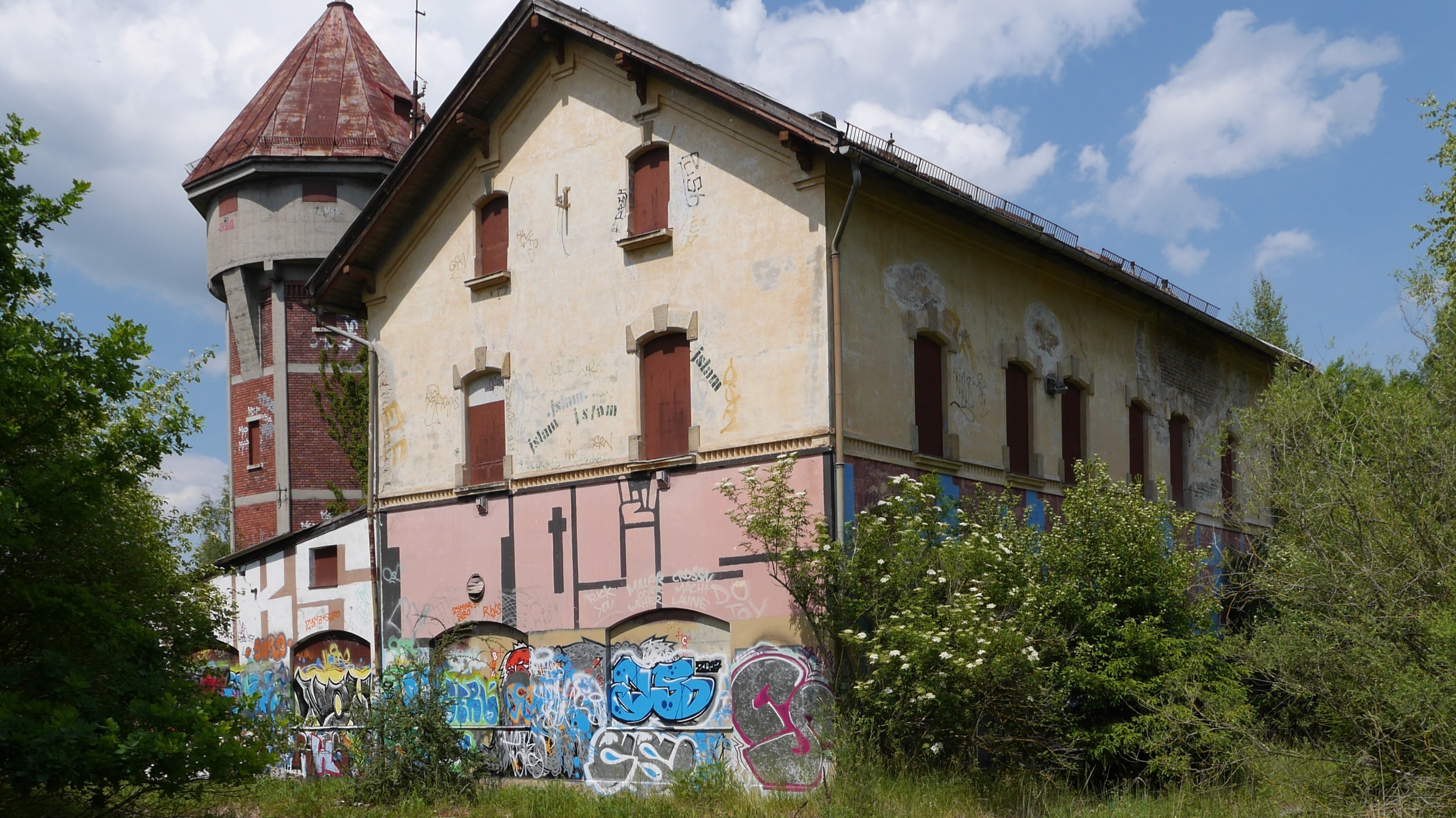 Wasserturm und Dienstgebäude des Schwellenwerks Kirchseeon von Süden, Foto: Flummi-2011: 2017, CC BY-SA 4.0 DEED