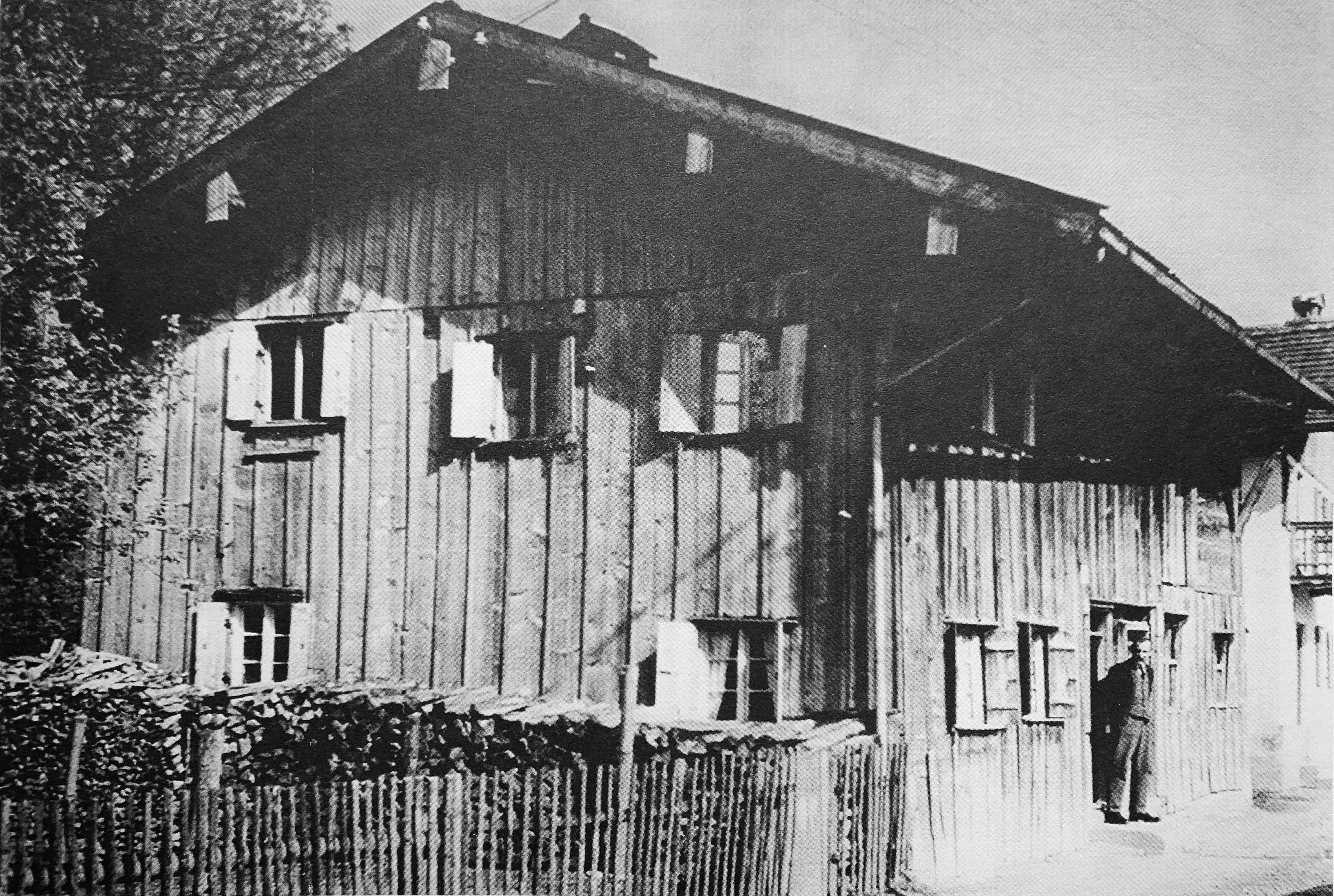 1928: Der alte Plörer vor seinem Haus in der Wolfsgasse