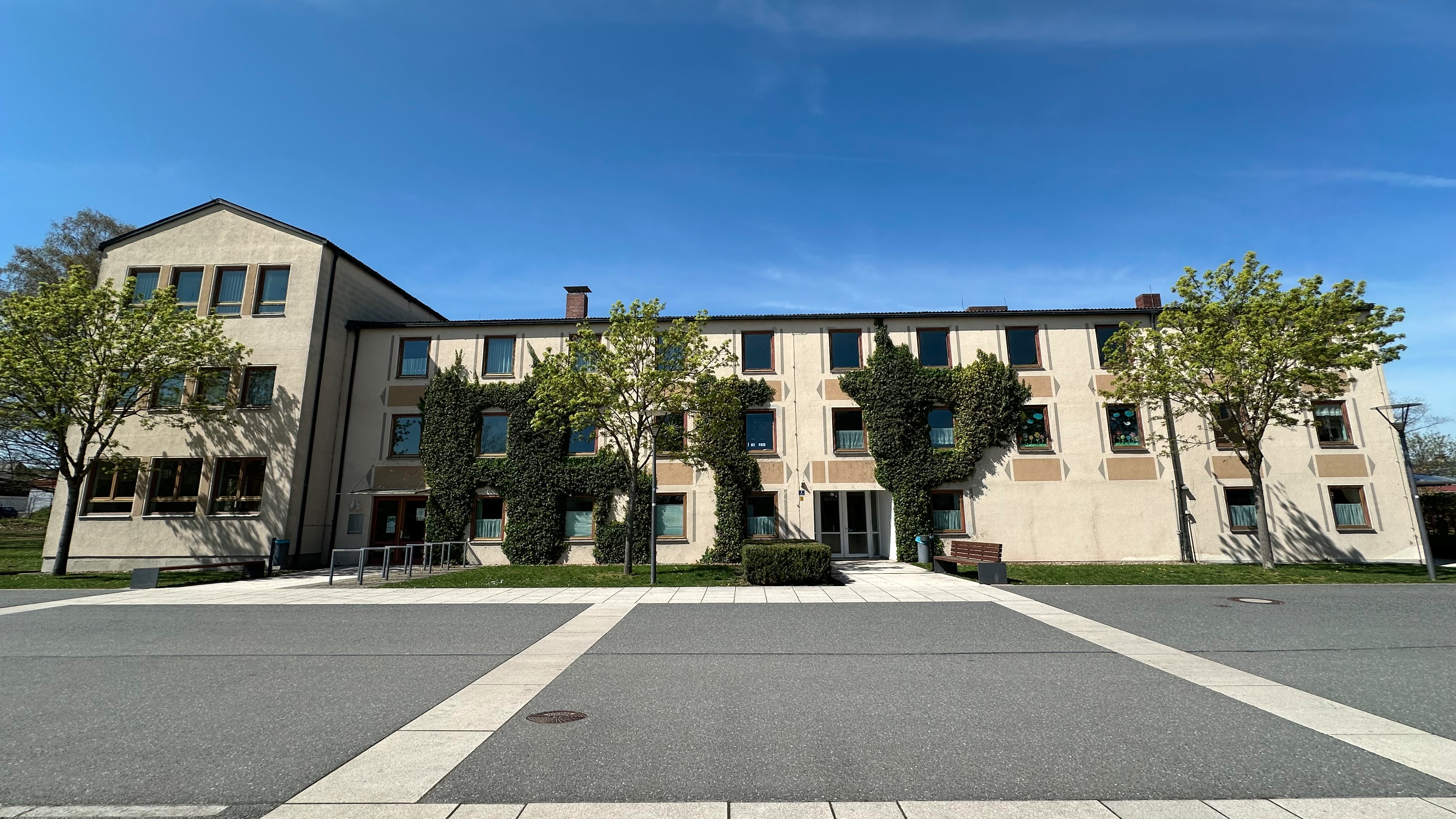 Im kulturellen Zentrum gelegenes Jugendheim Grafenwöhr. Foto: Pirmin Balk, 2024.