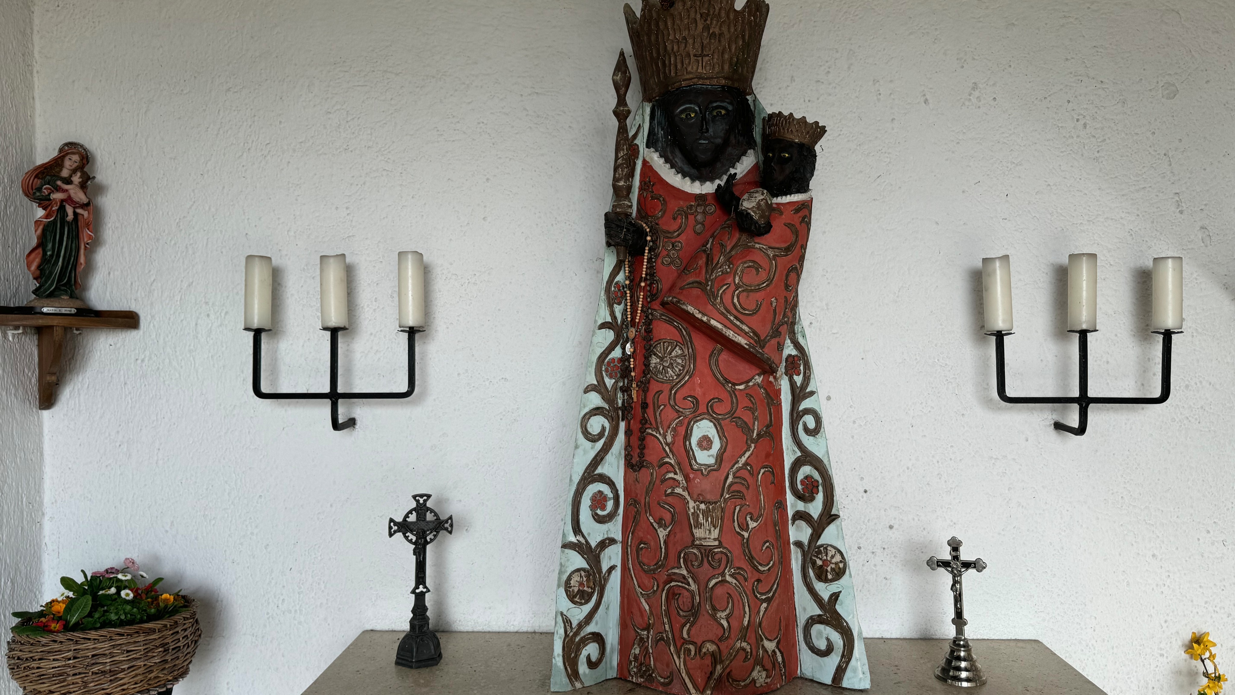 Die schwarze Madonna in der Kapelle in Hausen. Foto: Wolfgang Hauck