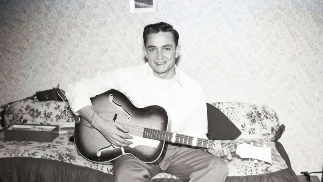 Johnny Cash mit seiner ersten eigenen Gitarre in Landsberg am Lech. Foto © Iris & Billy Joe Carnahan
