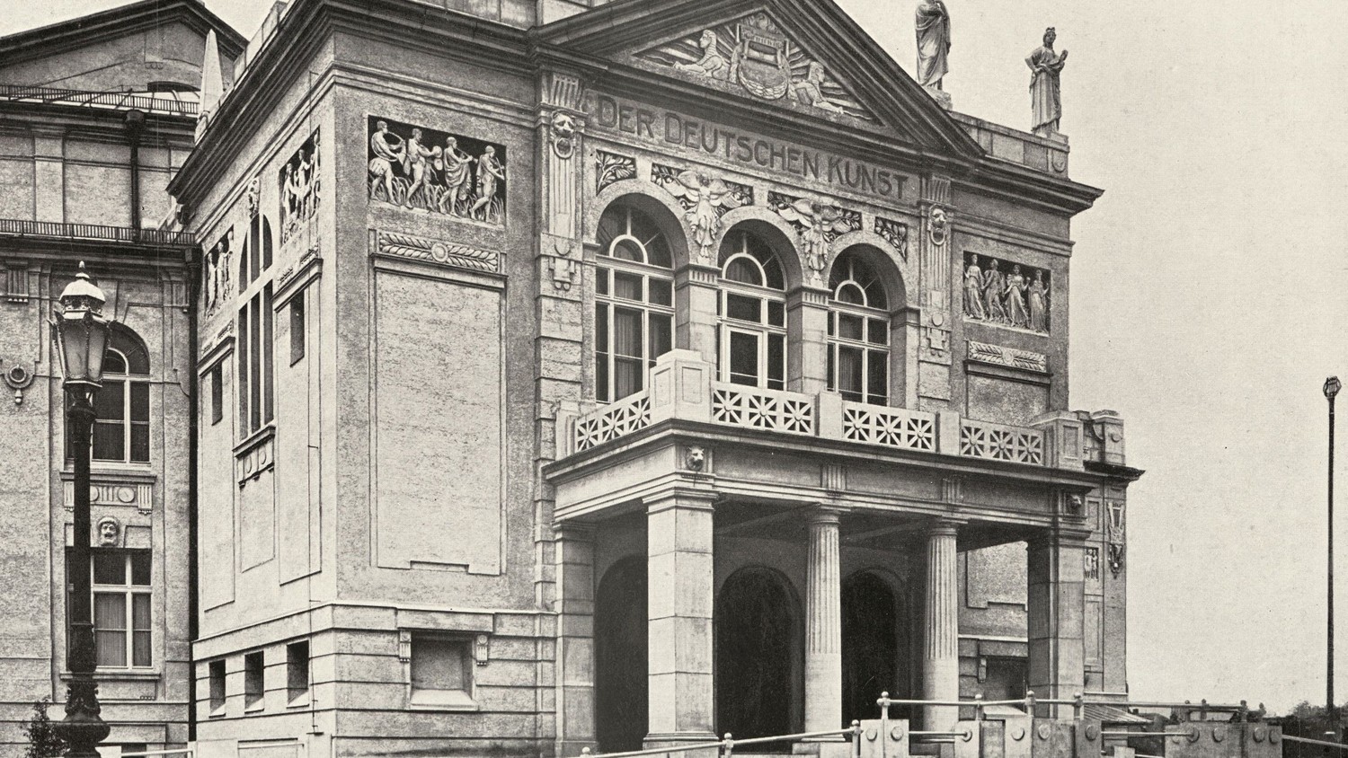 Die Fotografie stammt aus der Denkschrift, die anlässlich der Eröffnung herausgegeben wurde. | Quelle: Max Littmann (Hg.): Das Prinzregenten-Theater in München. Erbaut vom Baugeschäft Heilmann & Littmann GmbH, München 1901, Taf. XIII