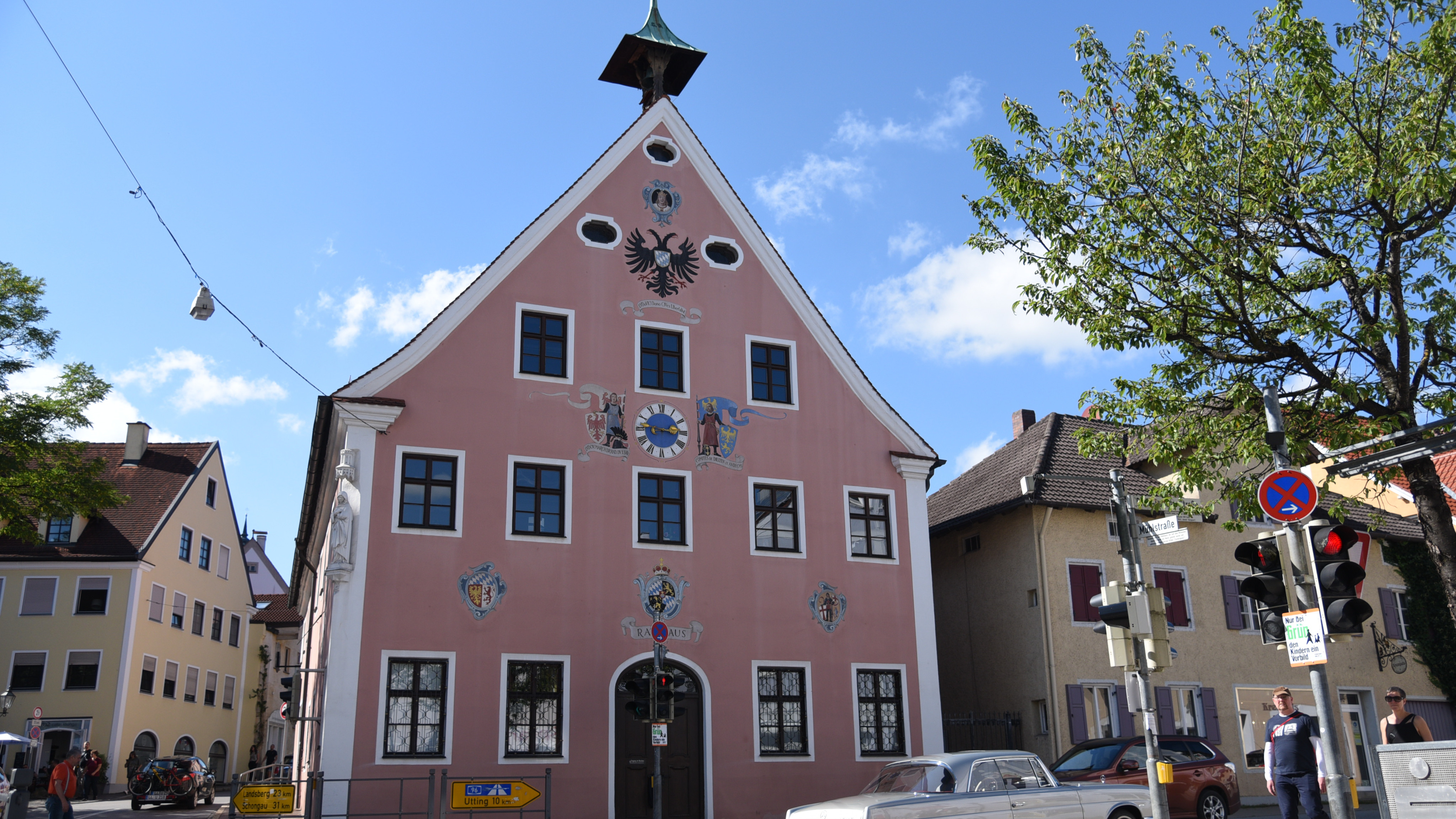 An der östlichen Seite des Rathauses wird die Marktgründung illustriert