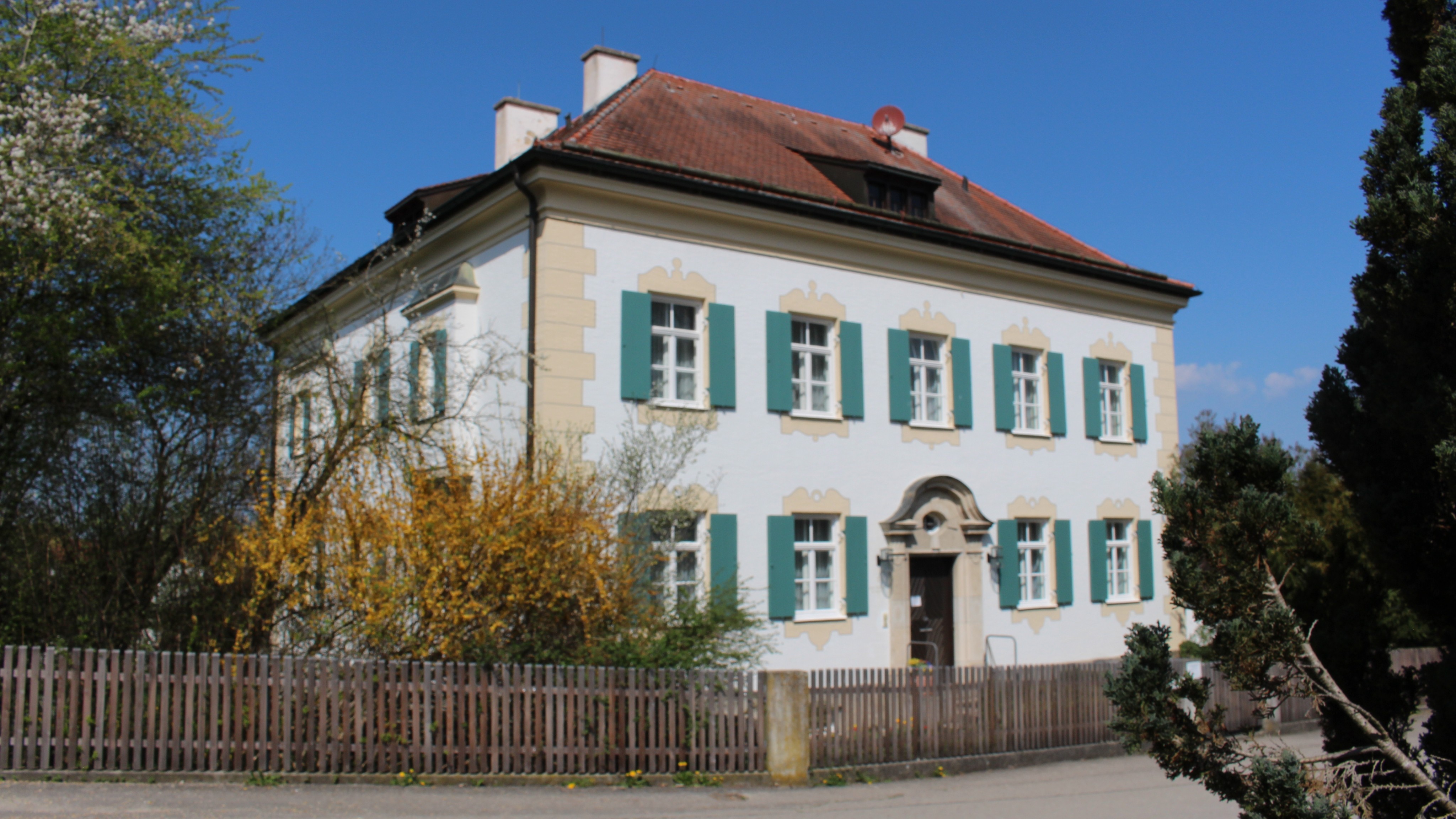Pfarrhof mit Kirchplatz, Foto Josef Neumair, 2019