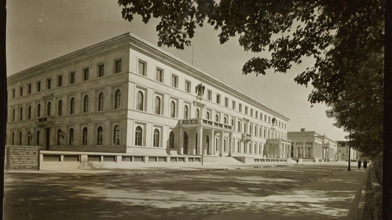 Ansicht des „Führerbaus“ von Norden, 1935

Quelle: Zentralinstitut für Kunstgeschichte, Photothek/Archiv, 374572