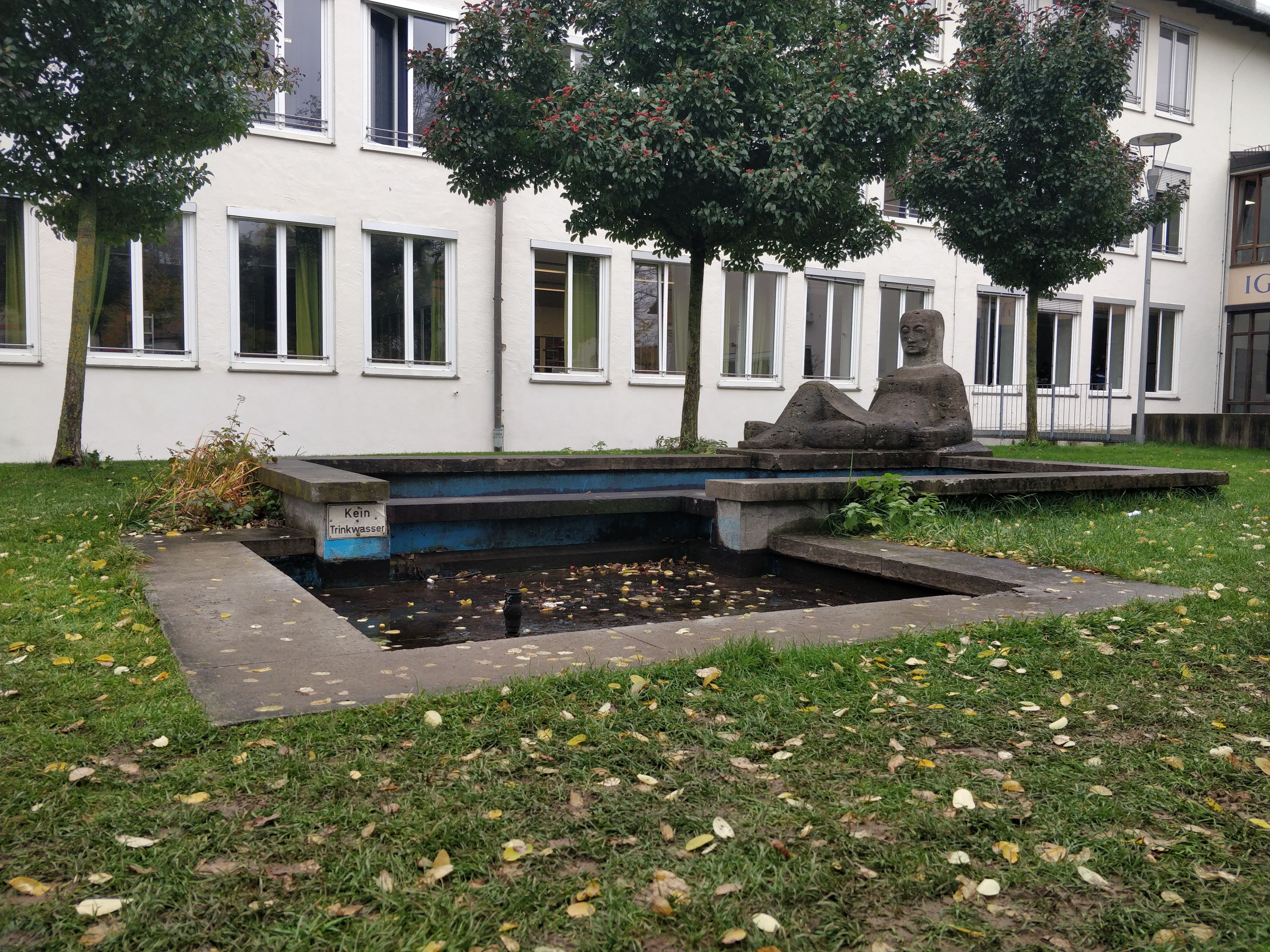 Der Brunnen vor dem Ignaz-Kögler-Gymnasium