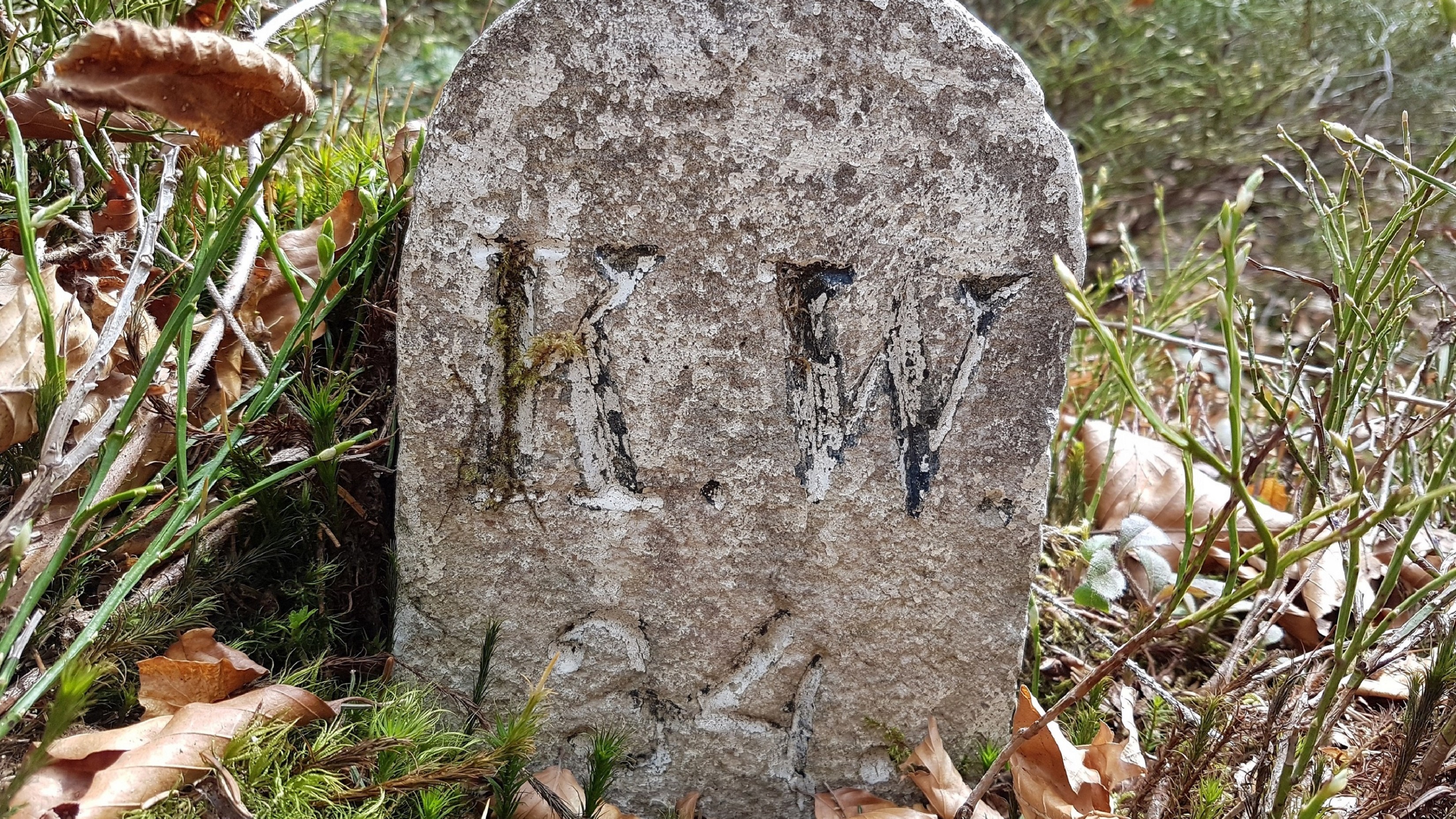 „K. W. 34“ war der nordöstlichste Grenzstein meiner Wanderung. Aufnahme: 24. April 2022, filippba, Creative-Commons-Lizenz by-nc-nd-4.0