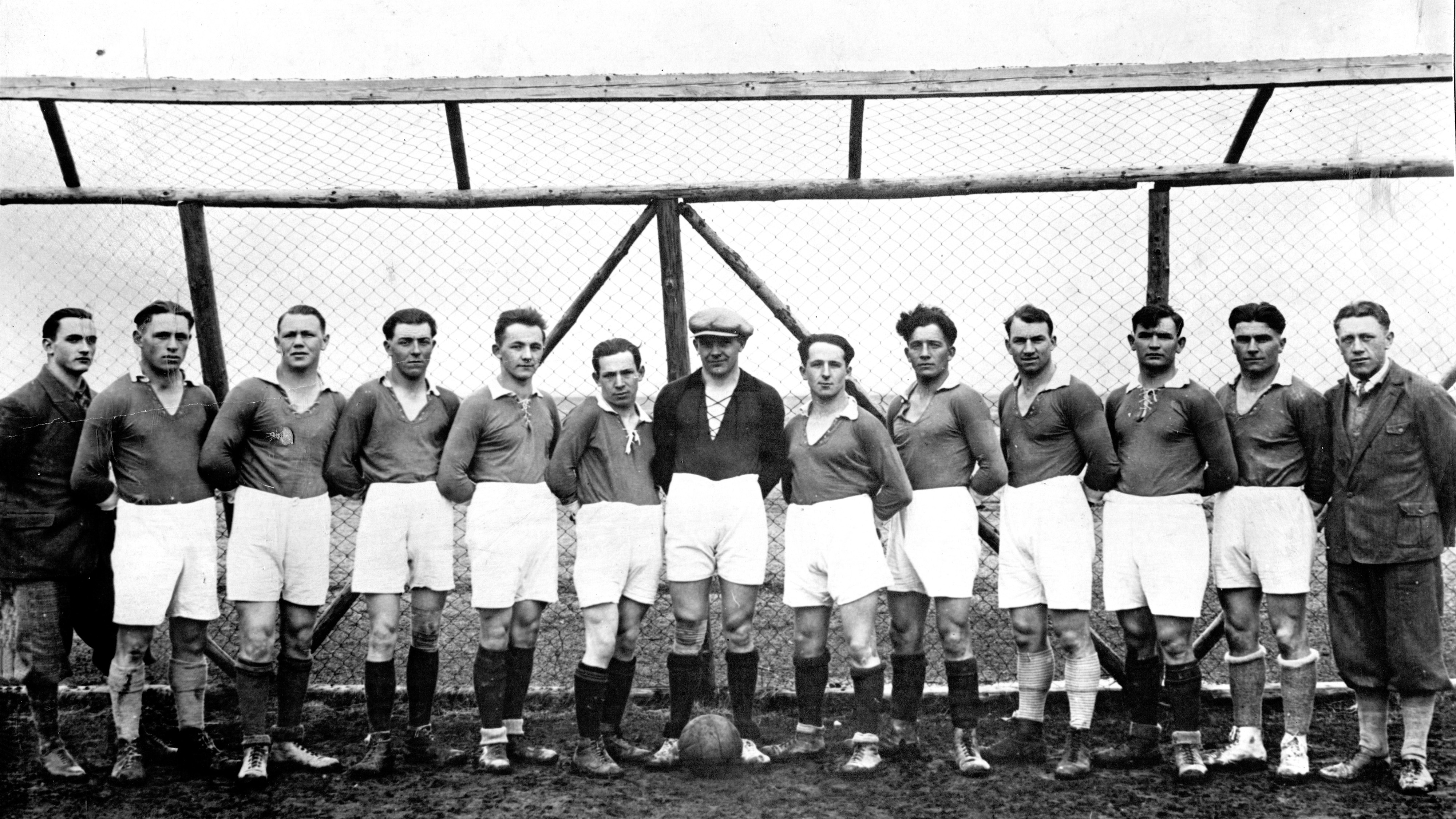 Der FC Scheuring beim 100-jährigen Vereinsjubiläum mit seiner neuen Vereinstracht, Foto Franz Dilger, 2022