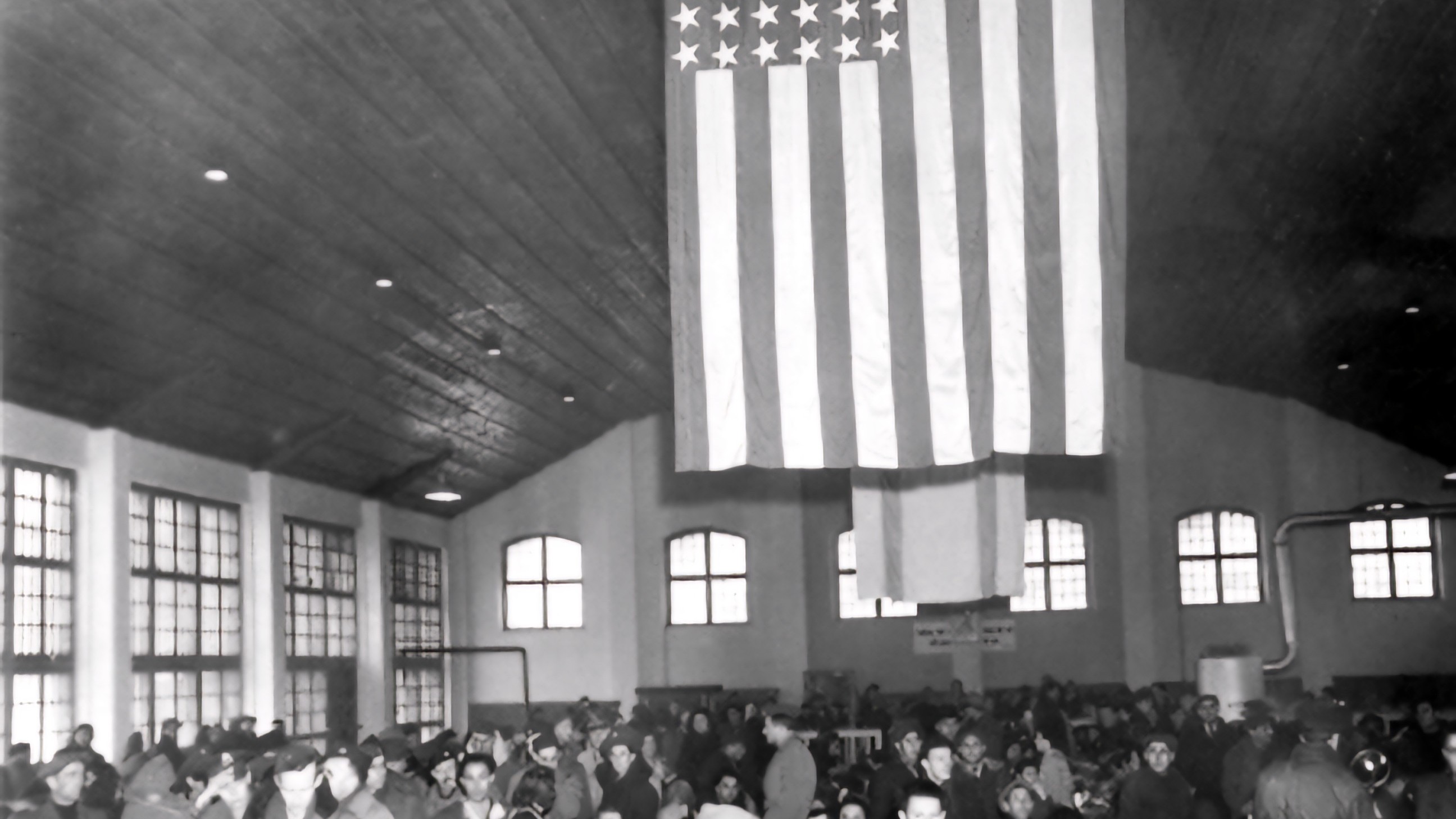 Jüdische Displaced Persons essen im DP Lager Landsberg, Bildquelle: https://collections.ushmm.org/search/catalog/pa18548, aufgerufen am 6. Juni 2024, United States Holocaust Memorial Museum