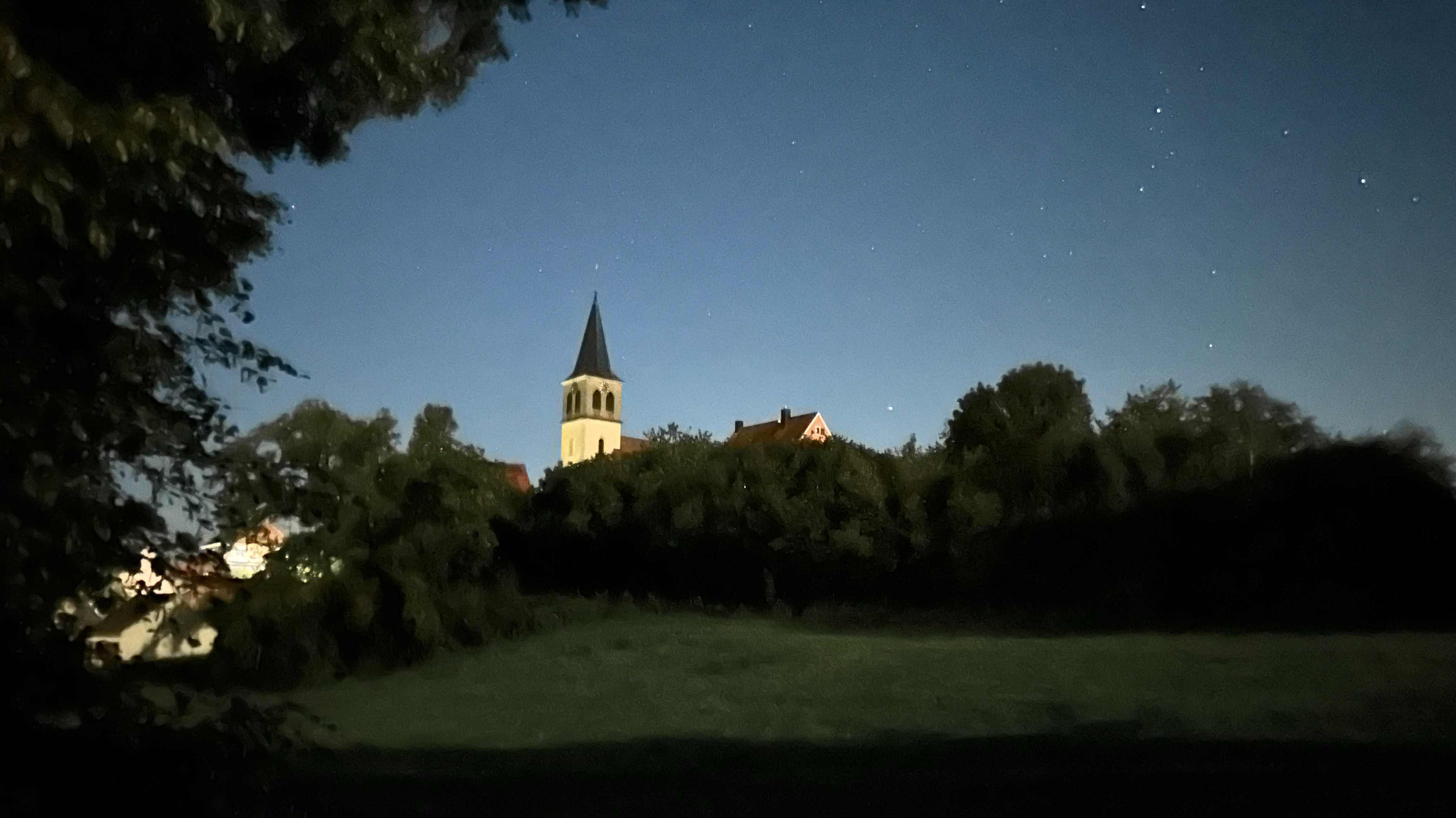 Kirche Sankt Ursula von Dentlein in der späten Abenddämmerung. Foto September 2023 von Andreas Hodde