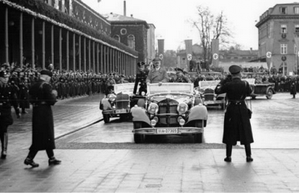 Propagandaaufnahme von Adolf Hitler vor dem geschmückten Augsburger Bahnhof, Lichtbildstelle der Reichsbahndirektion Augsburg, undatiert (vermutlich 1937