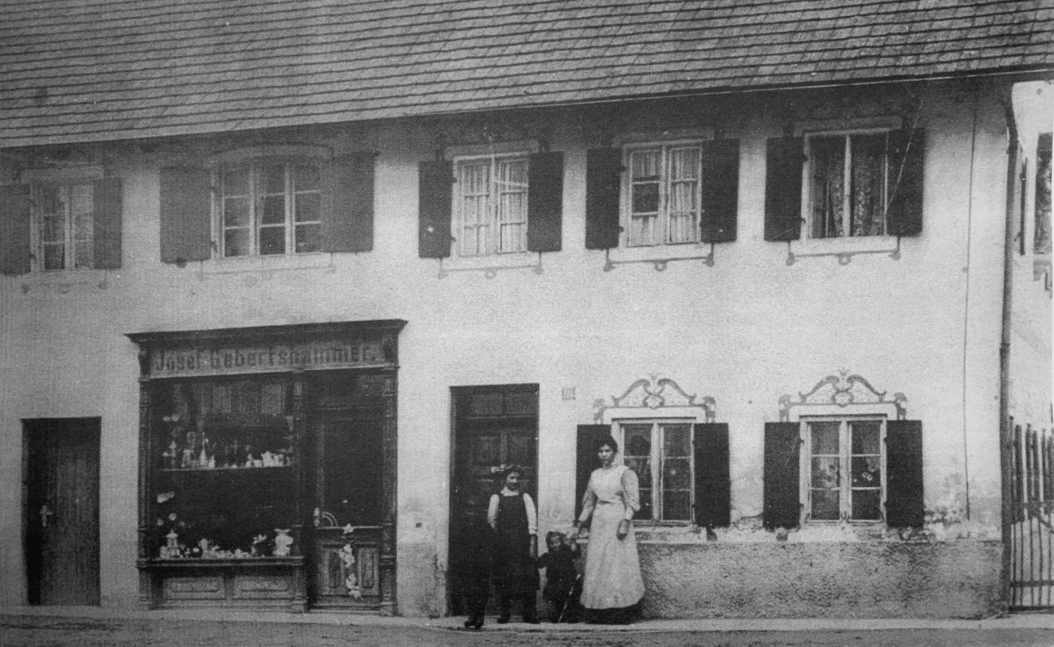 Das Haus mit Schaufenster von Josef Gebertshammer in der Bahnhofstaße 1.